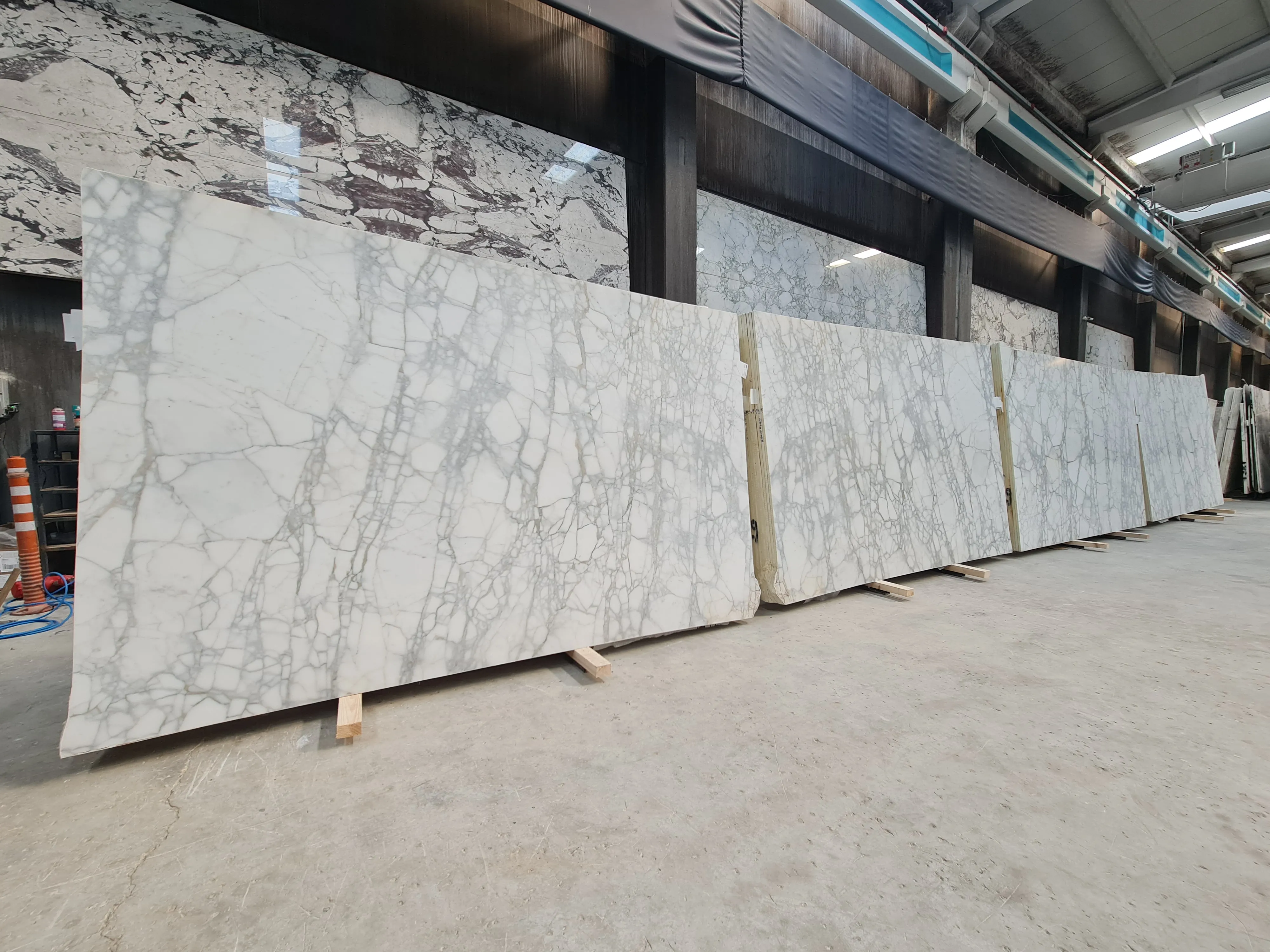 B6229 - 2 CM Calacatta Venato Honed