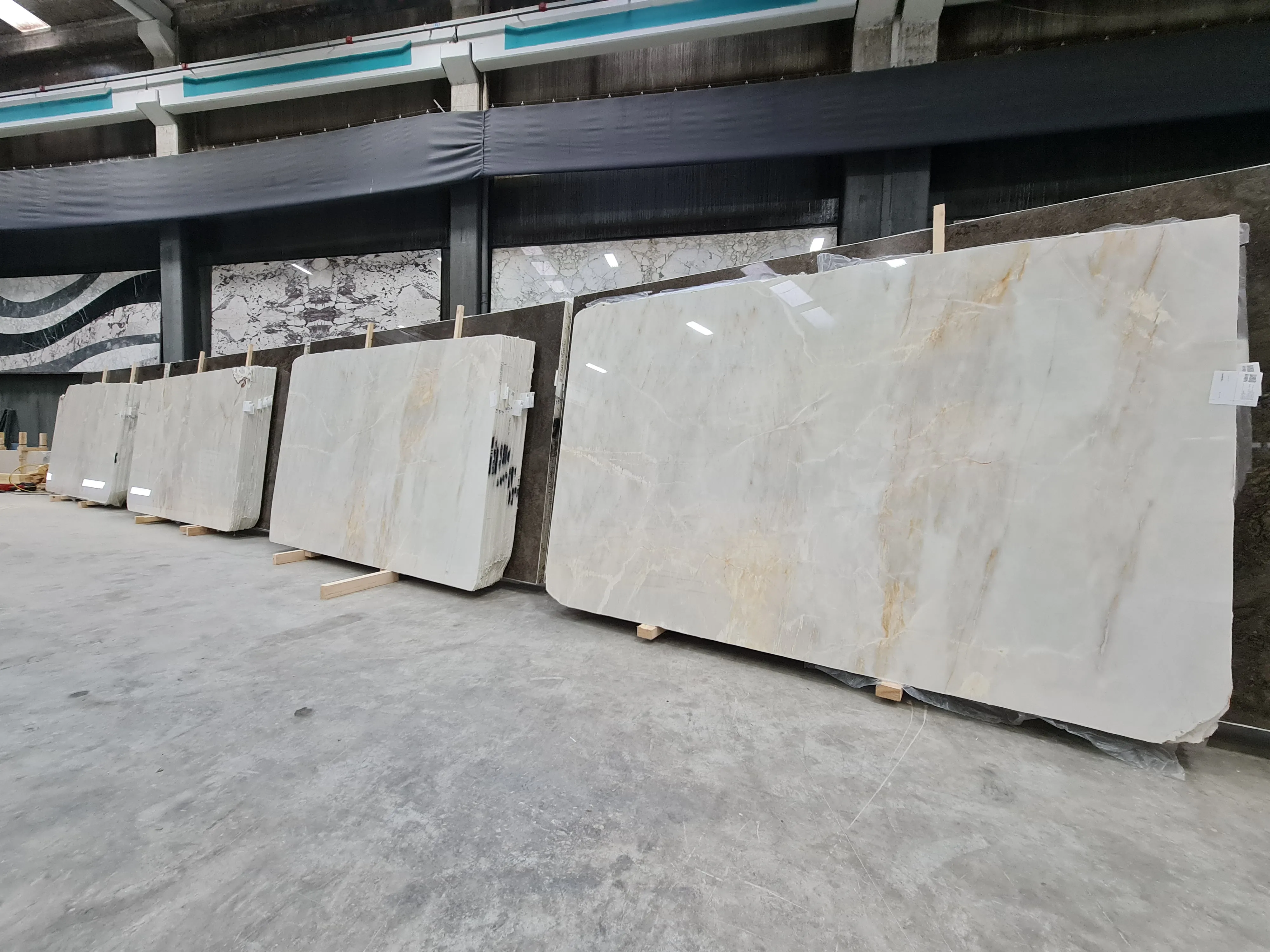 B5187 - 2 CM Calacatta Amber Polsihed