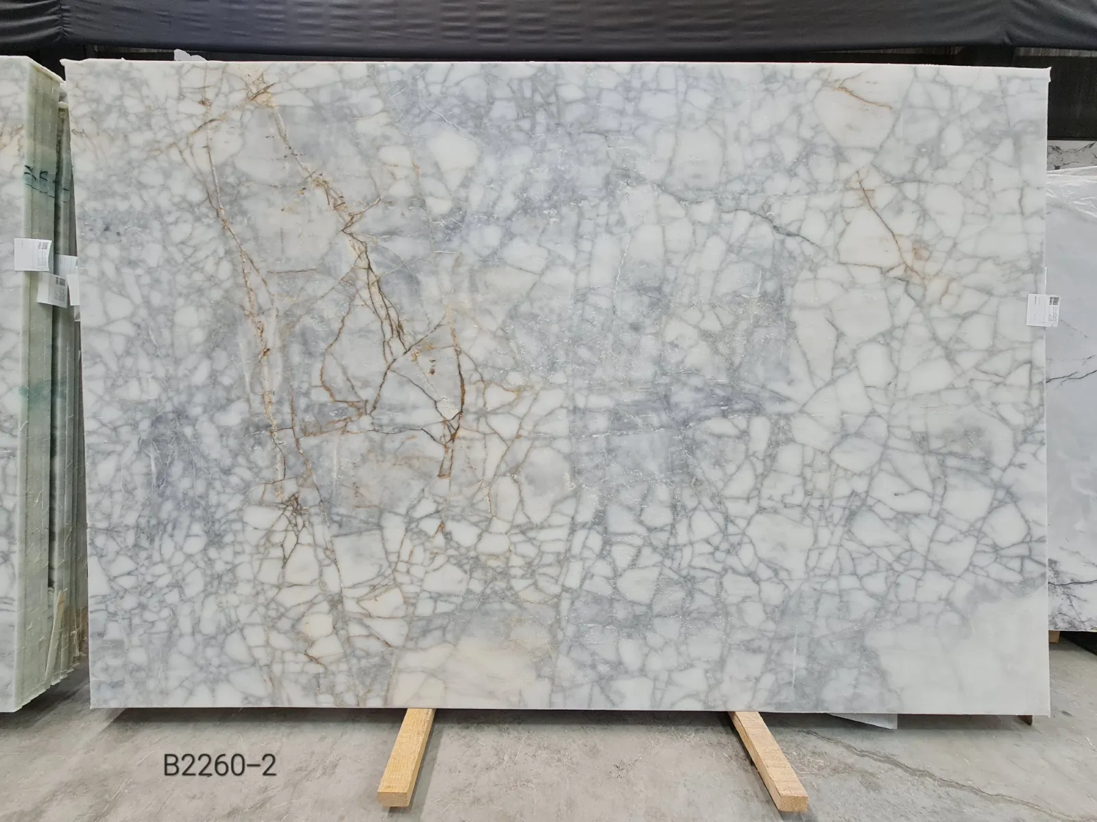 B2260 - 2 CM Calacatta Venato Honed