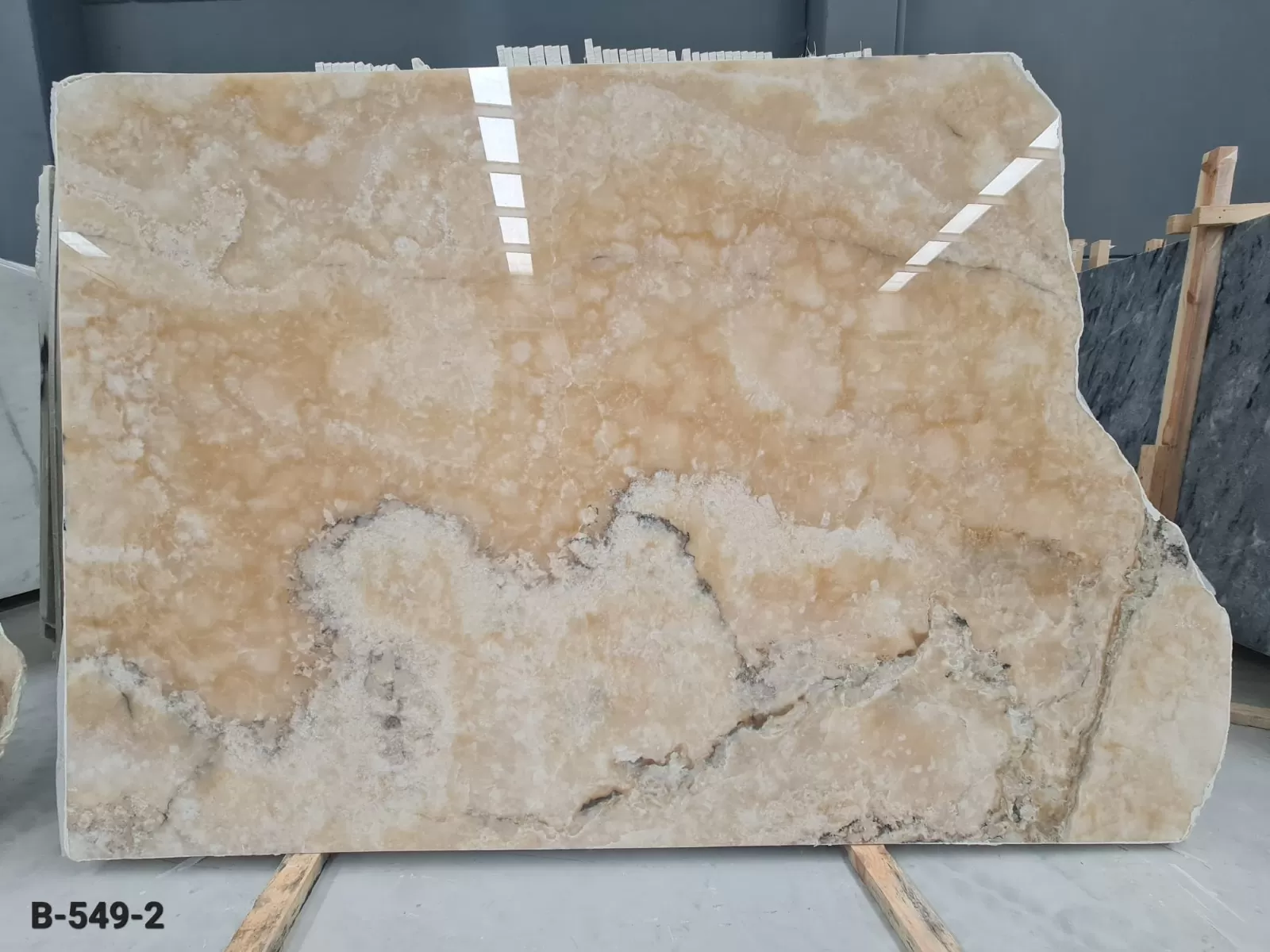 B549 - 2 CM Honey Onyx Polished