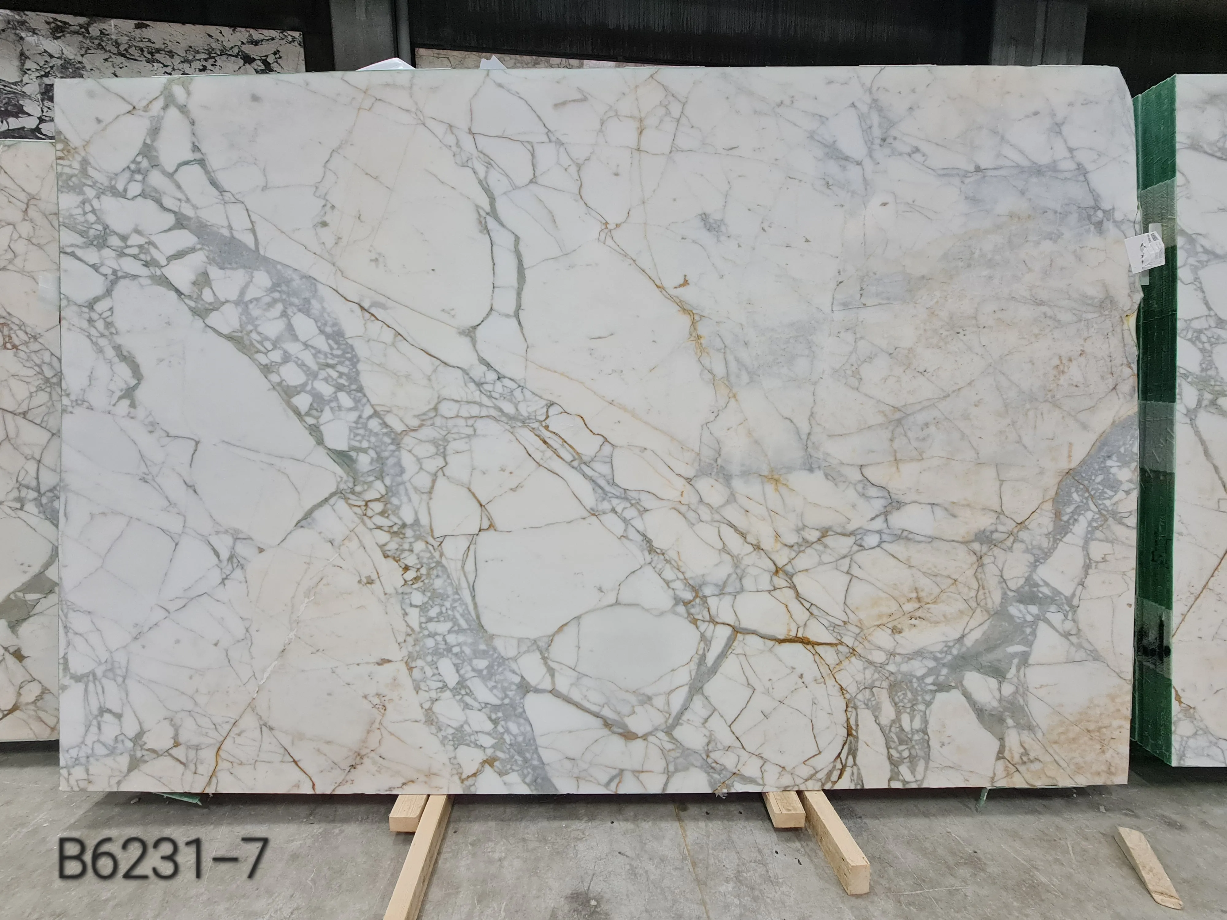 B6231 - 2 CM Calacatta Venato Honed