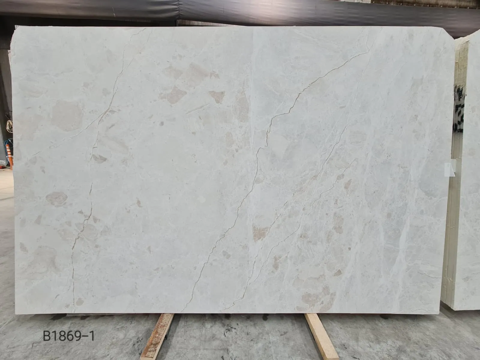 B1869 - 2 CM Vanilla Ice Honed