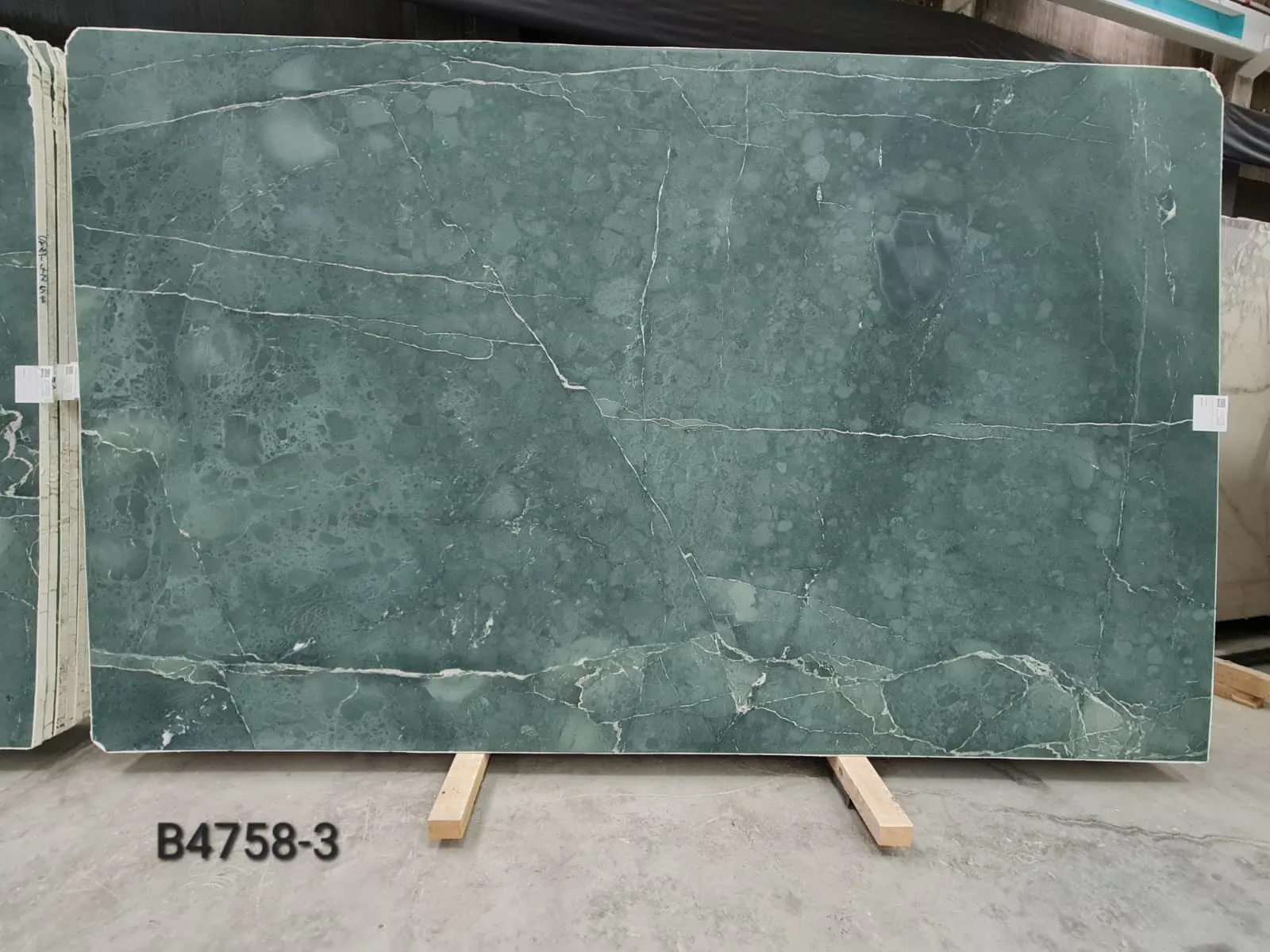 B4758 - 2 CM Verde Castama Honed