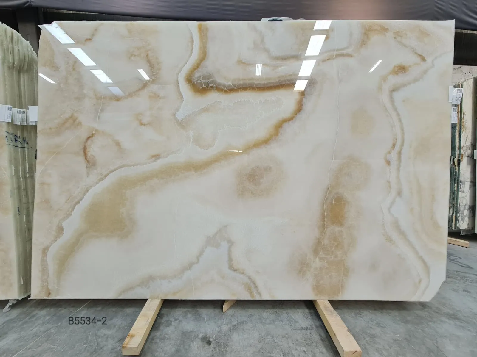 B5534 - 2 CM White Onyx Polished