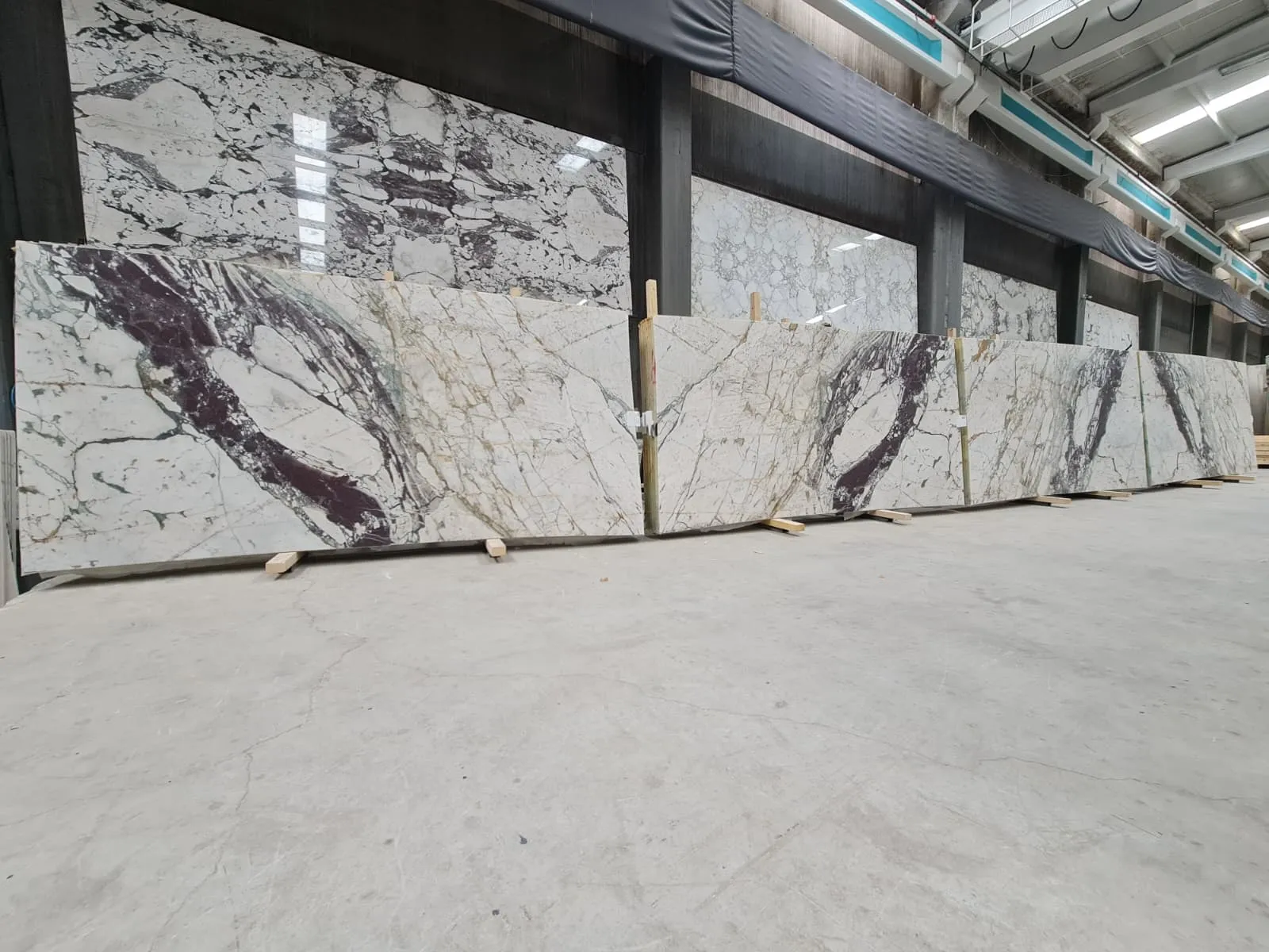 B2222 - 2 CM Calacatta Viola Honed