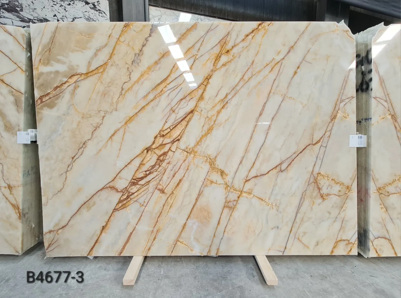 B4677 - 2 CM Gold River Polished
