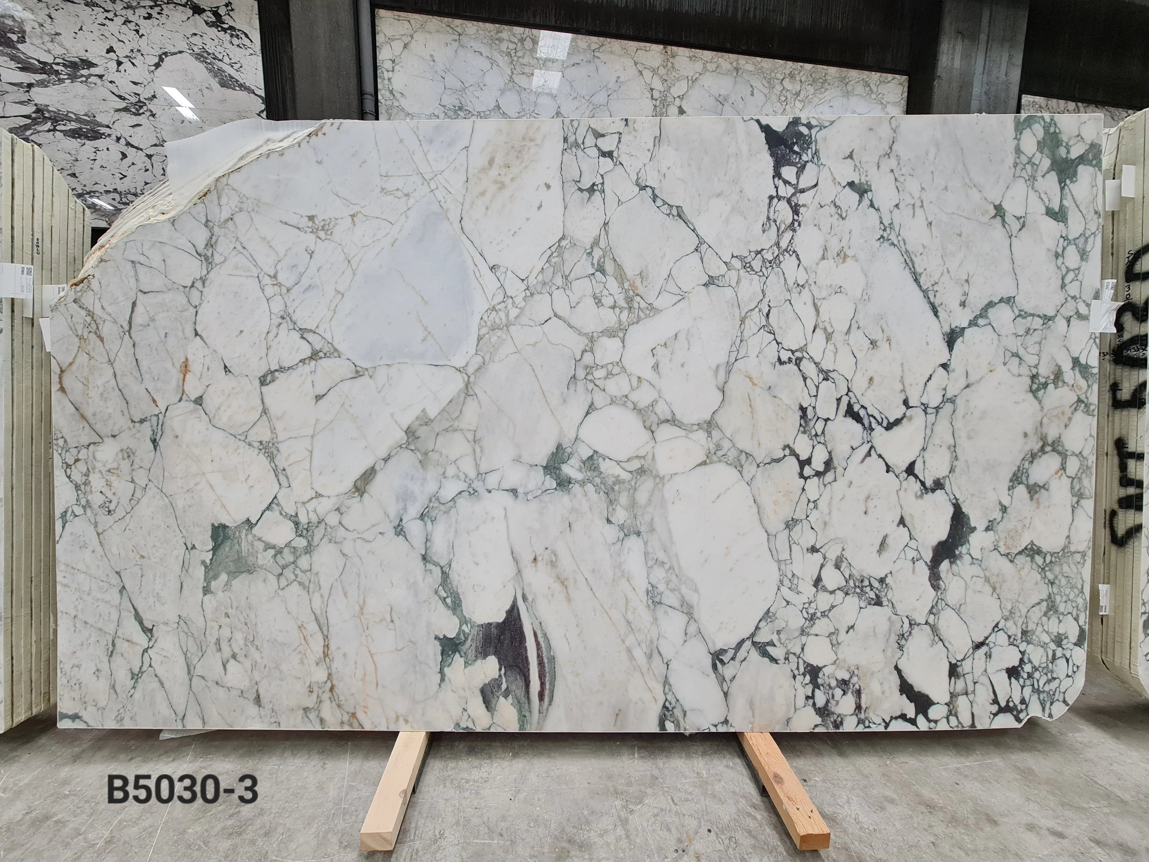 B5030 - 2 CM Calacatta Green Honed