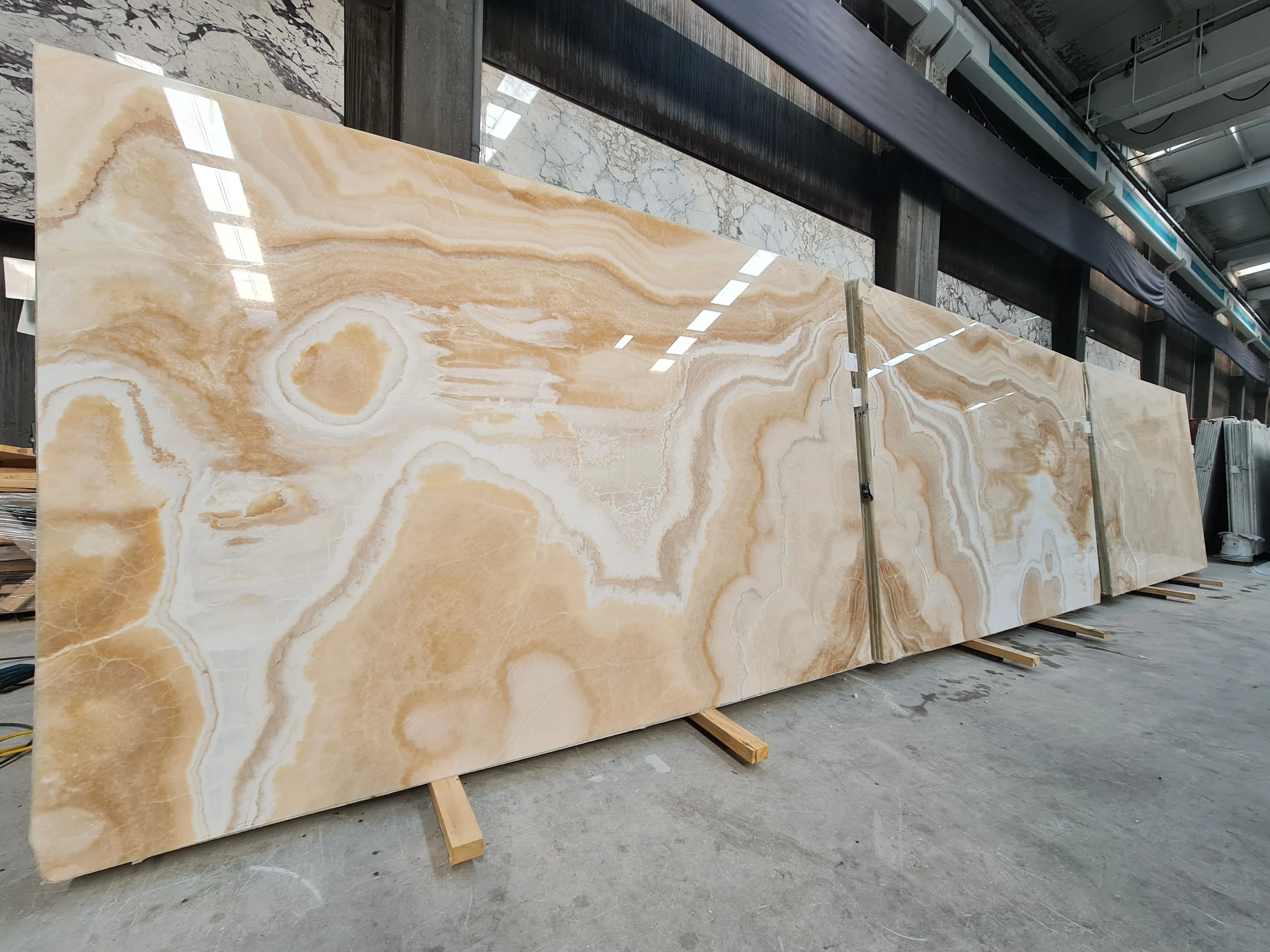 B5536 - 2 CM White Onyx Polished