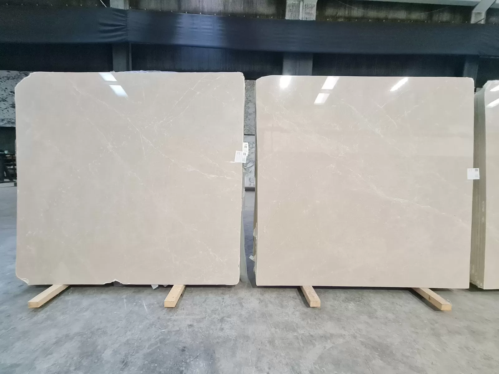 B2058 - 2CM MOON CREAM POLISHED