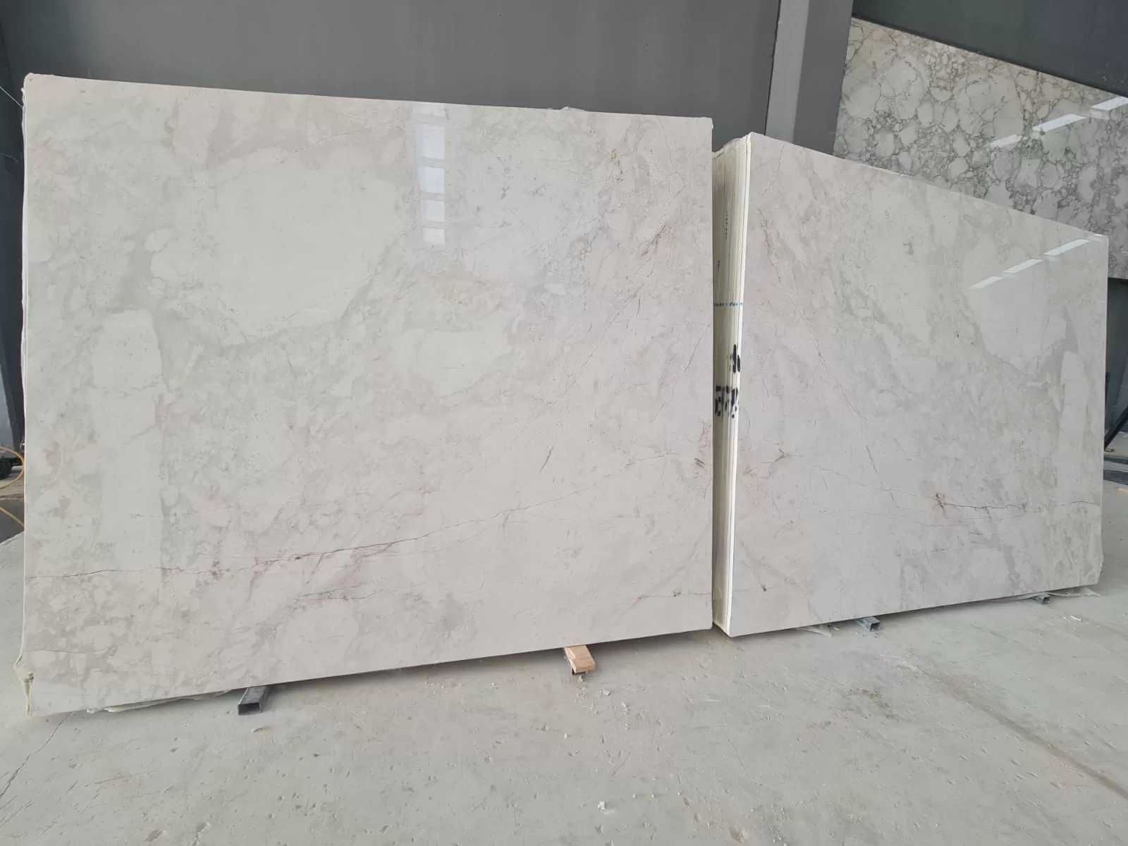 B595 - 2CM CALACATTA ROSSO POLISHED