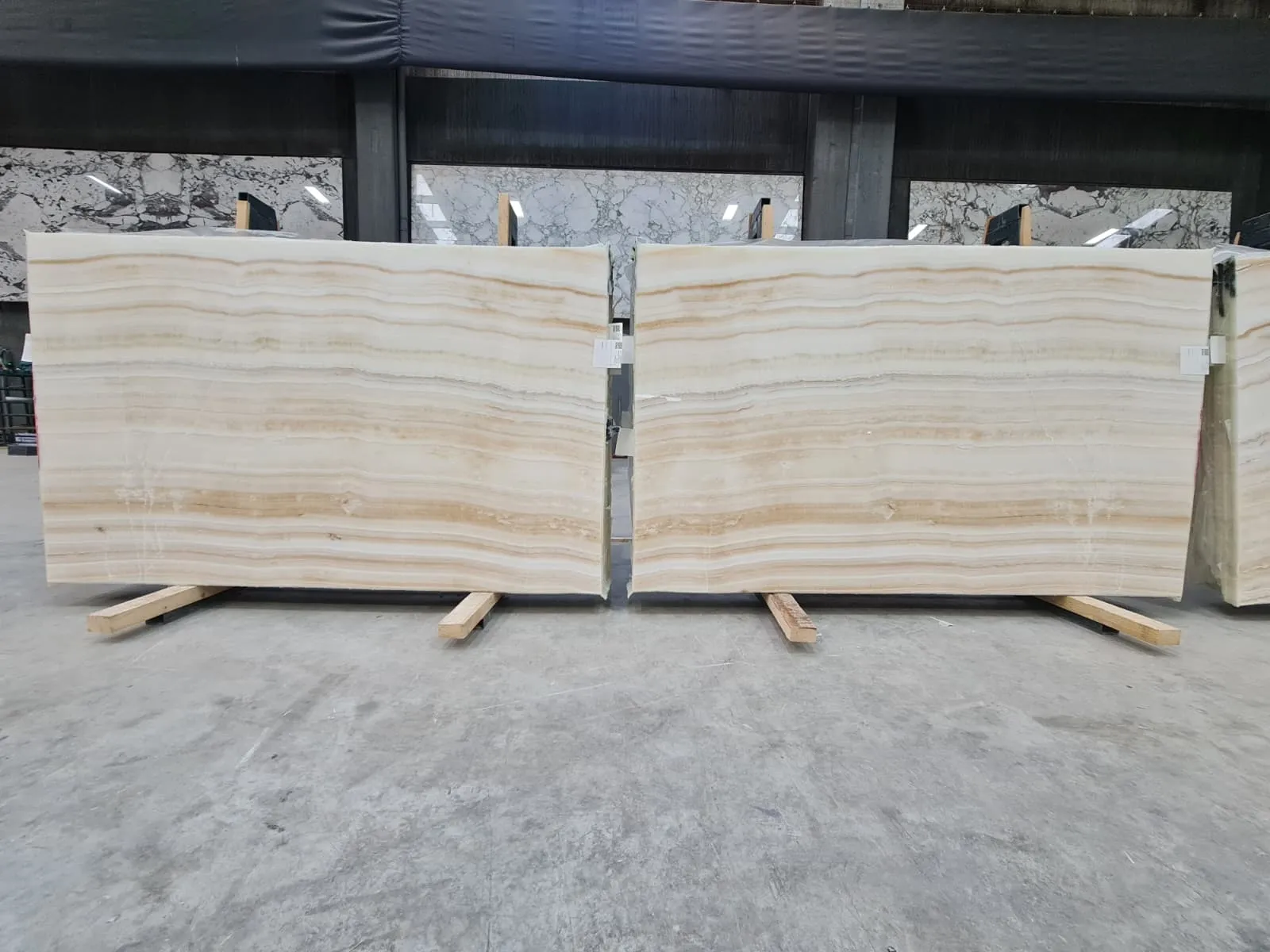 B5257 - 2 CM White Onyx Polished