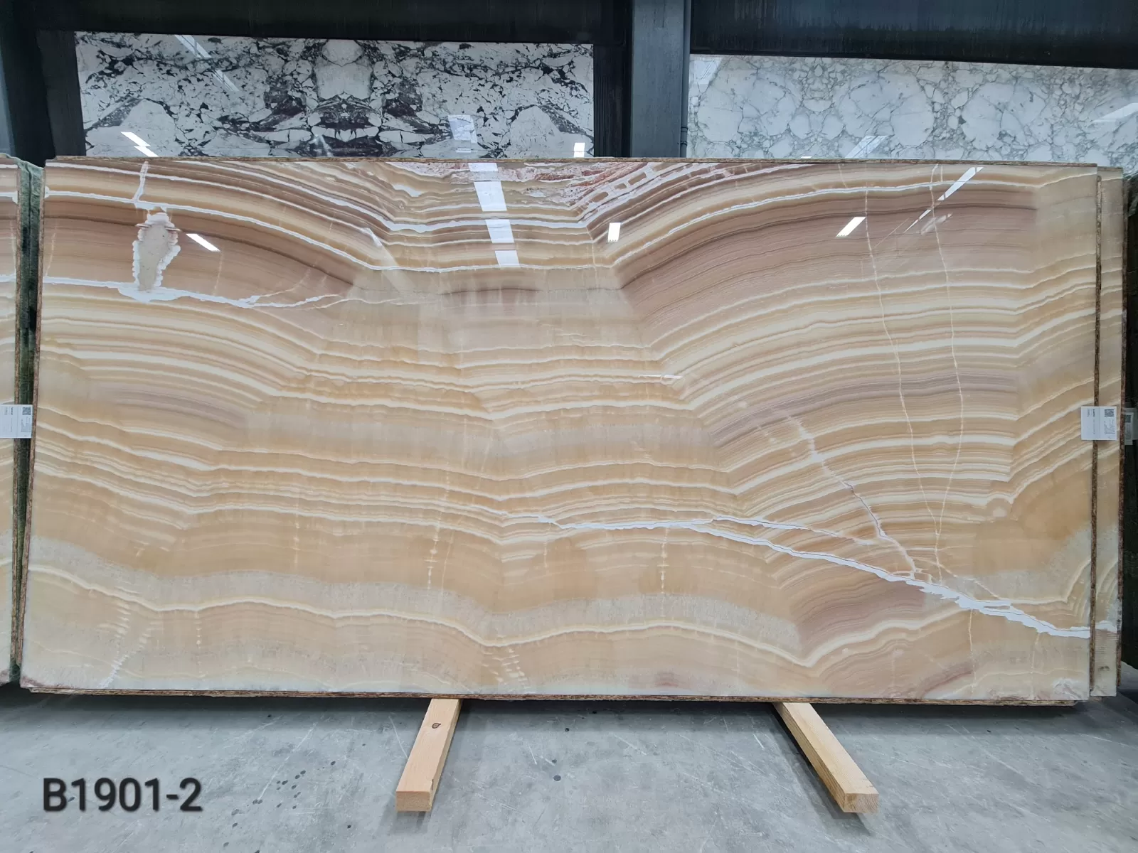 B1901 - 2 CM Mango Onyx Polished