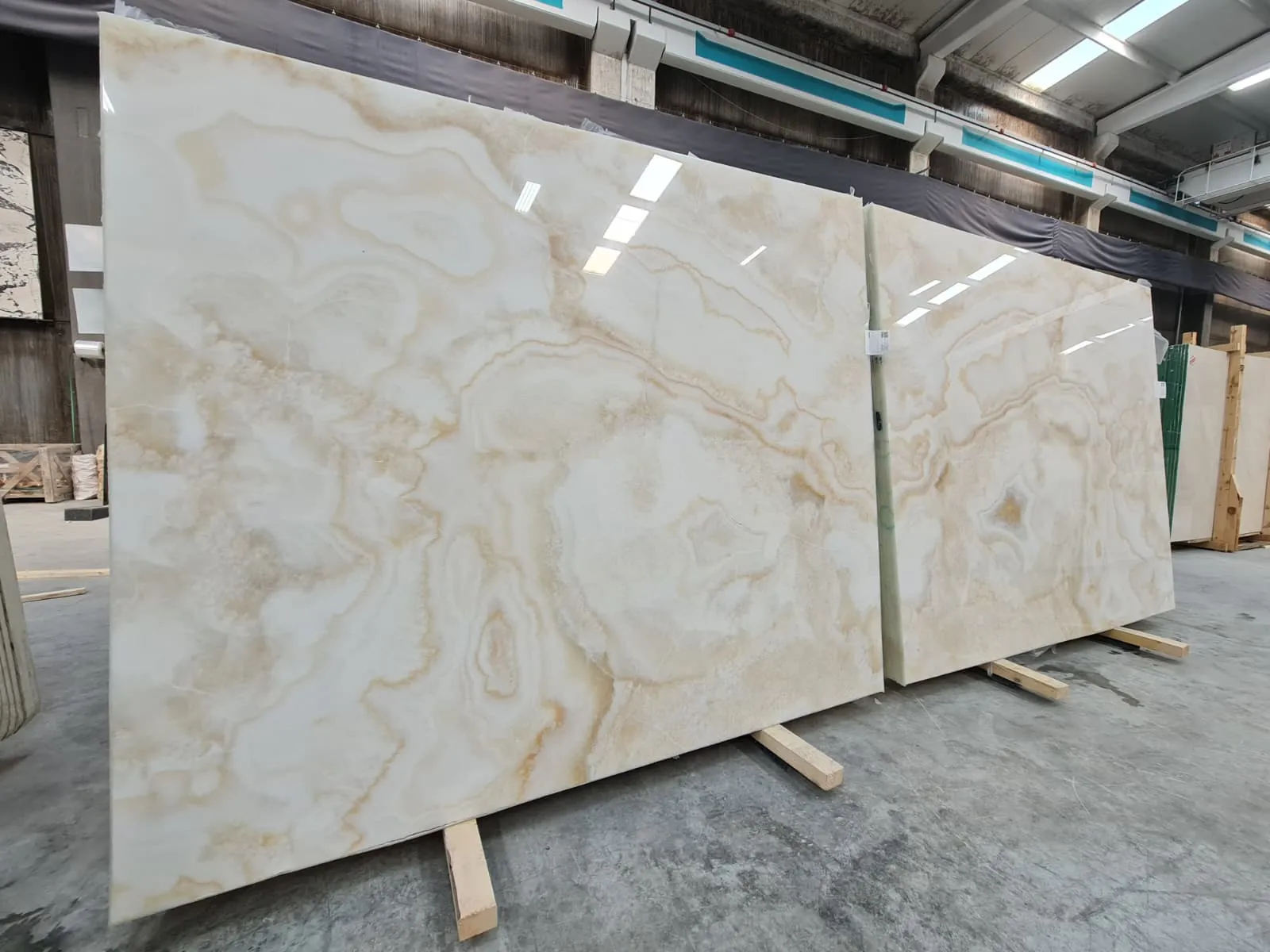 B5538 - 2 CM White Onyx Polished