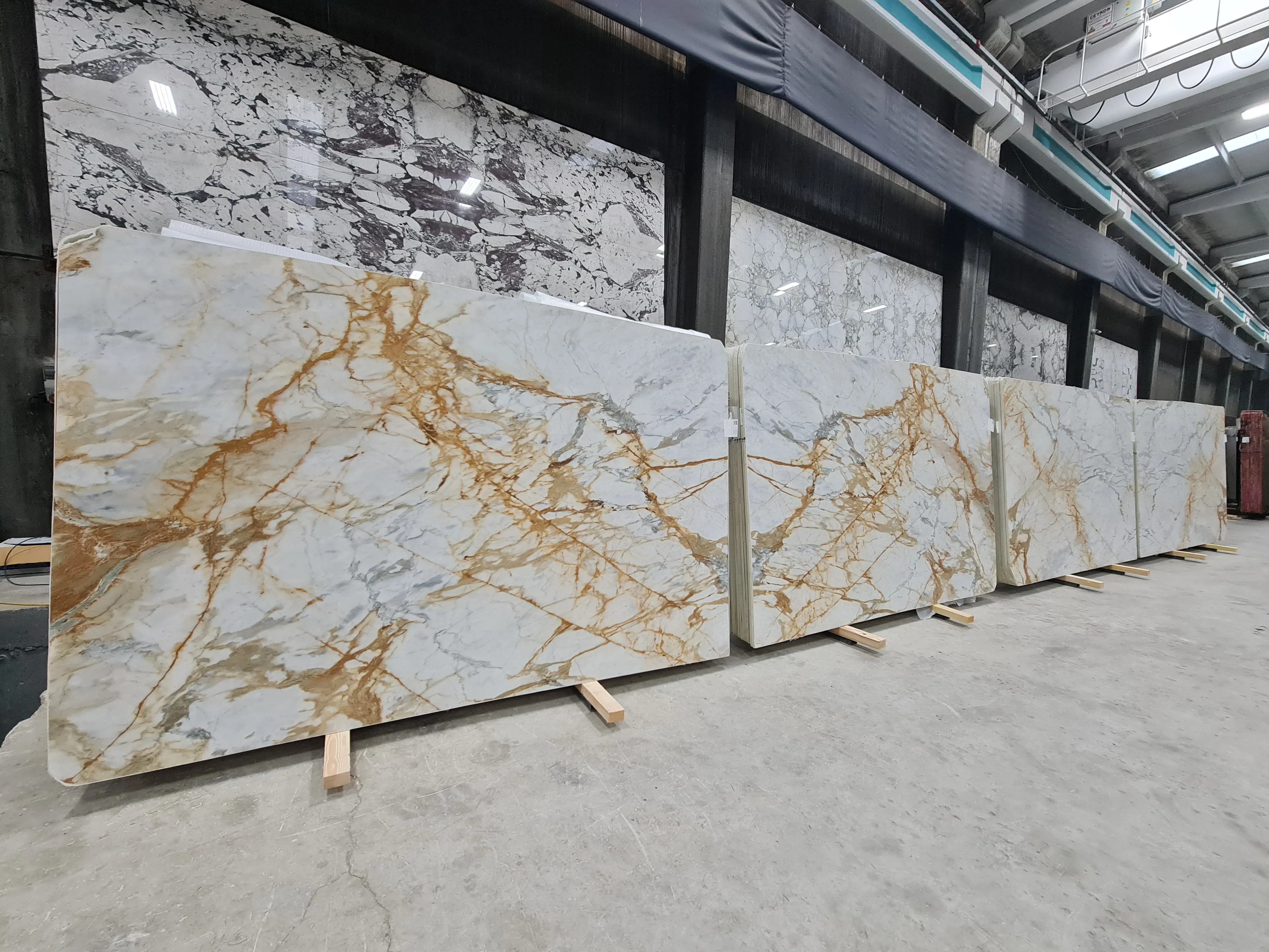 B4879 - 2 CM Calacatta Gold Honed