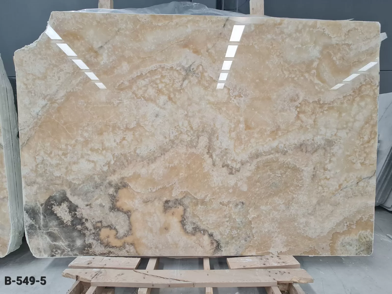 B549 - 2 CM Honey Onyx Polished