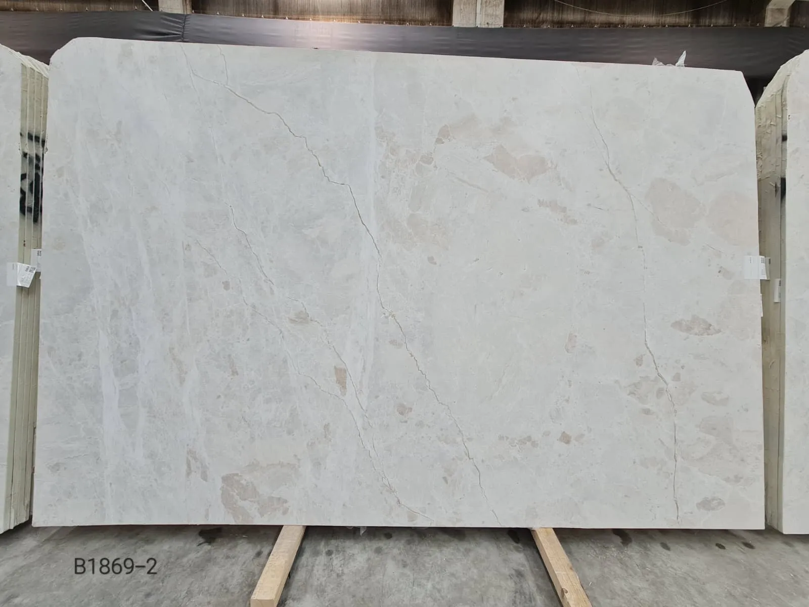 B1869 - 2 CM Vanilla Ice Honed