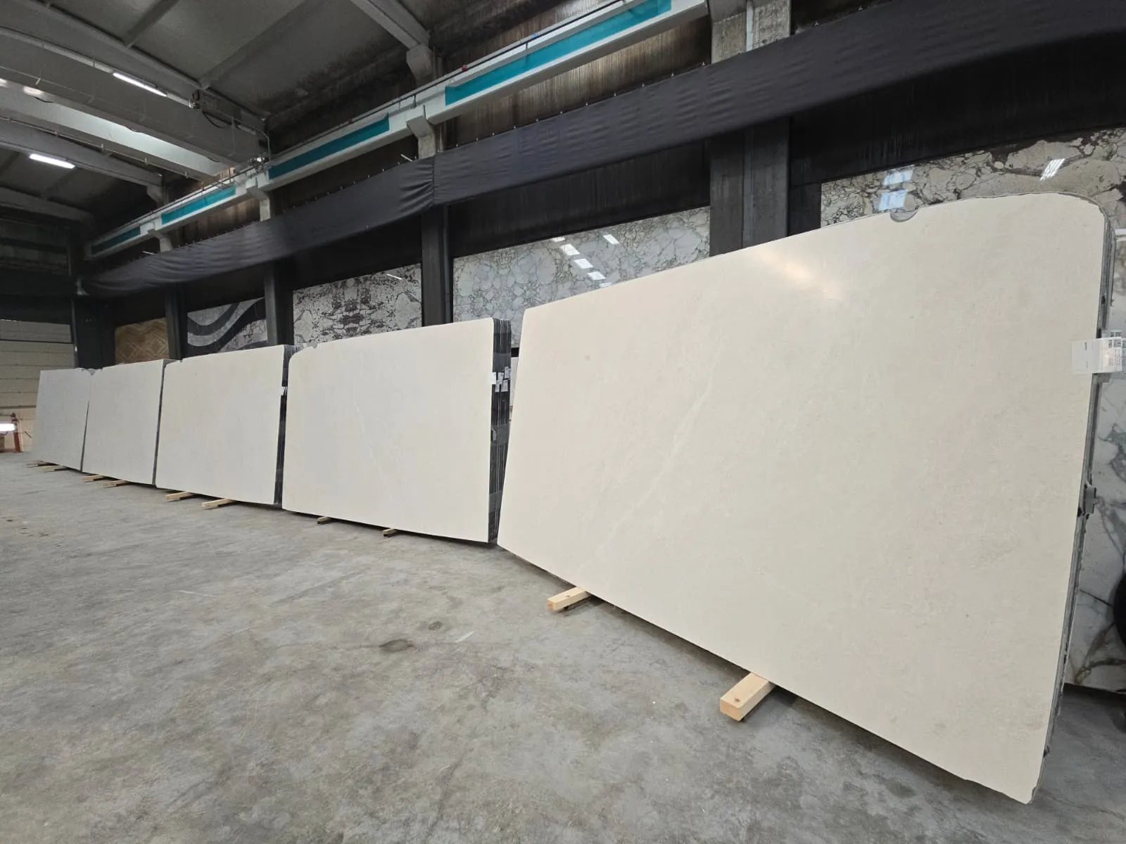 B5476 - 2 CM Snow White Honed