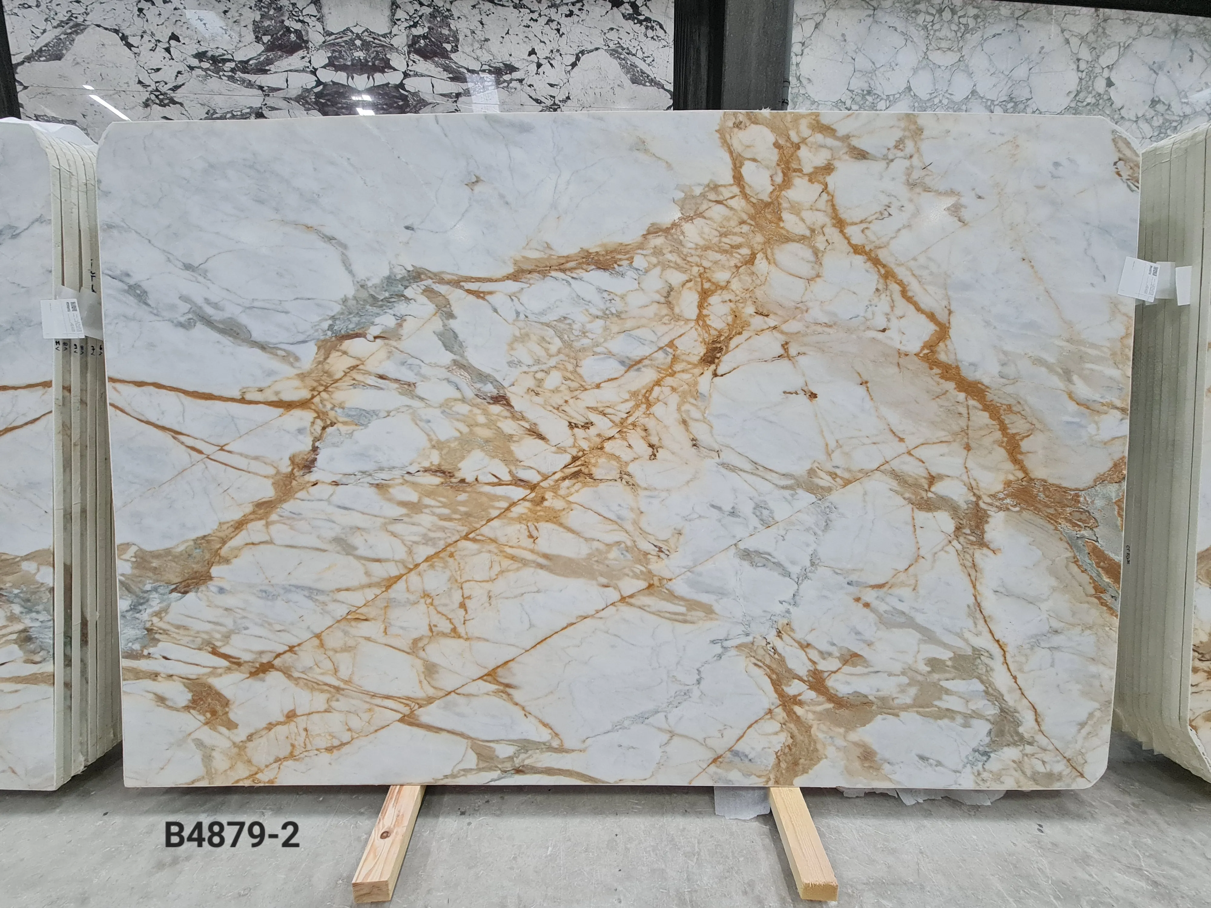 B4879 - 2 CM Calacatta Gold Honed