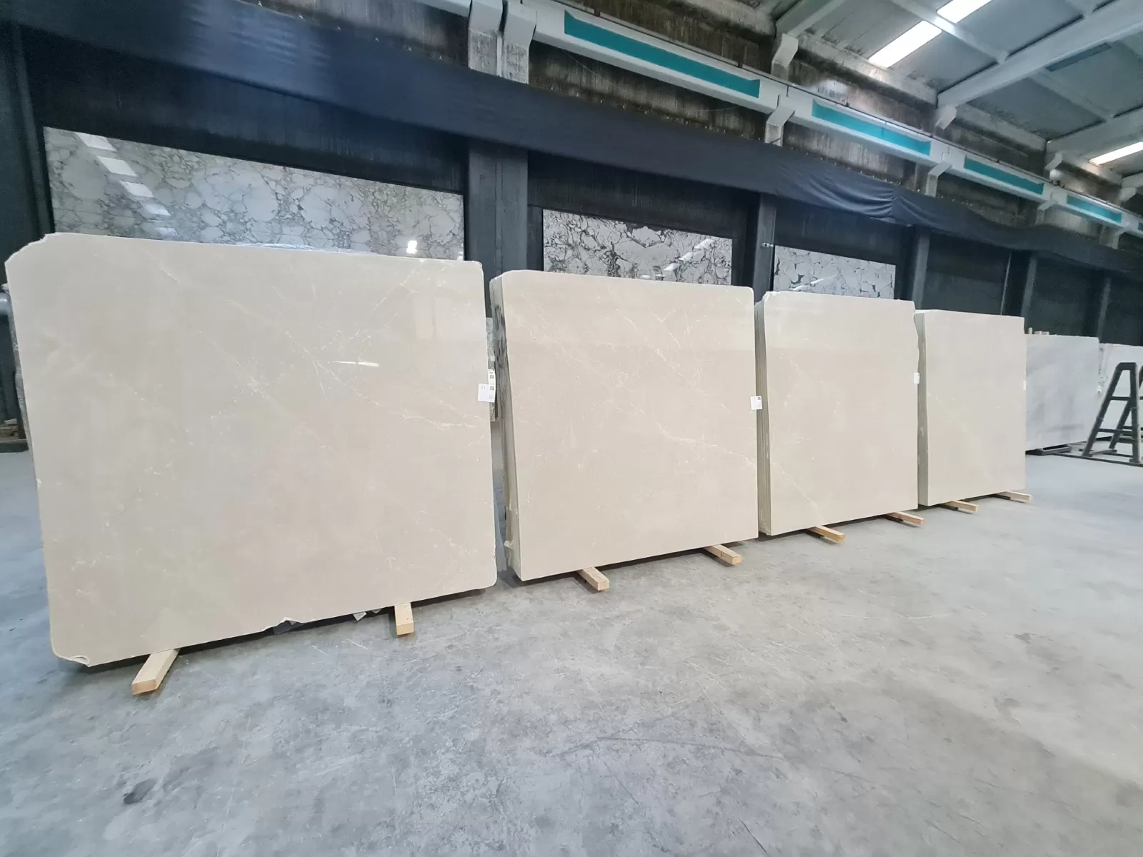 B2058 - 2CM MOON CREAM POLISHED