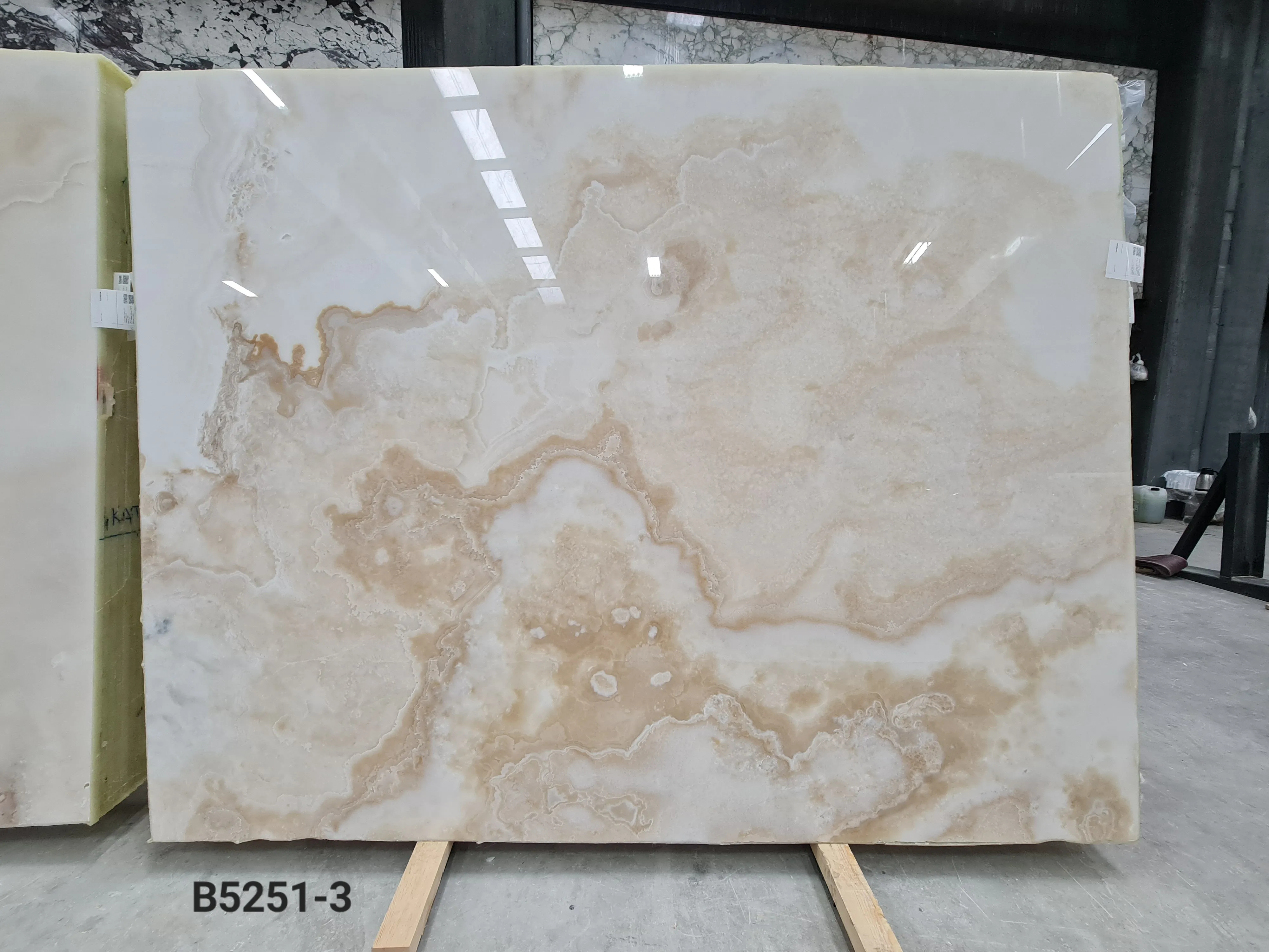 B5251 - 2 CM White Onyx Polished