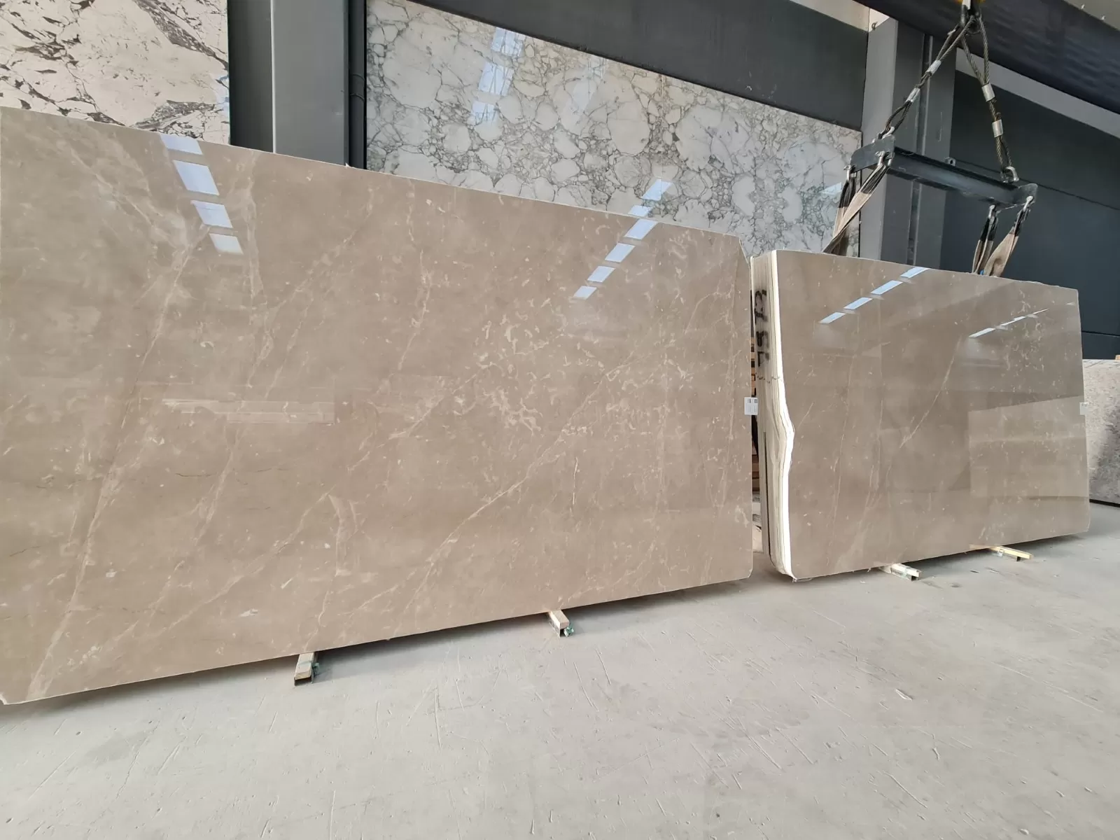 B1495 - 2CM MOON CREAM POLISHED