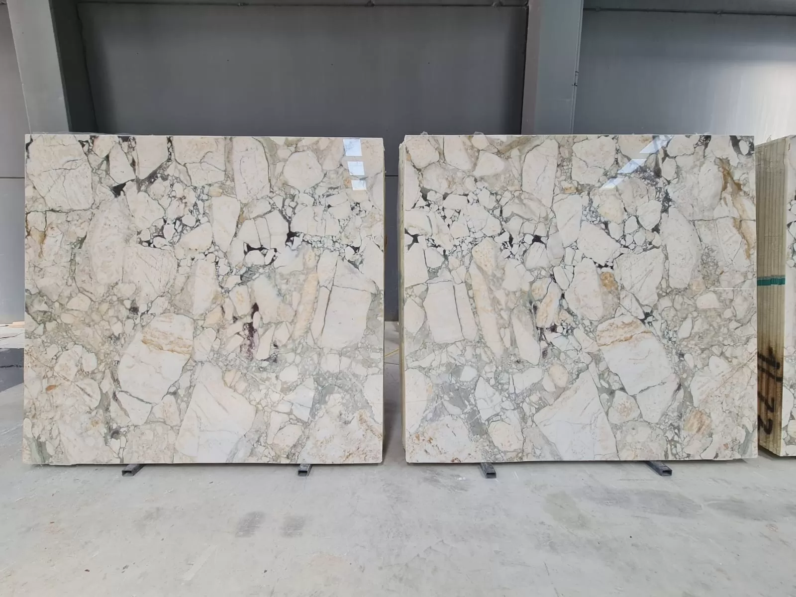 B1067 - 2CM CALACATTA GREEN POLISHED