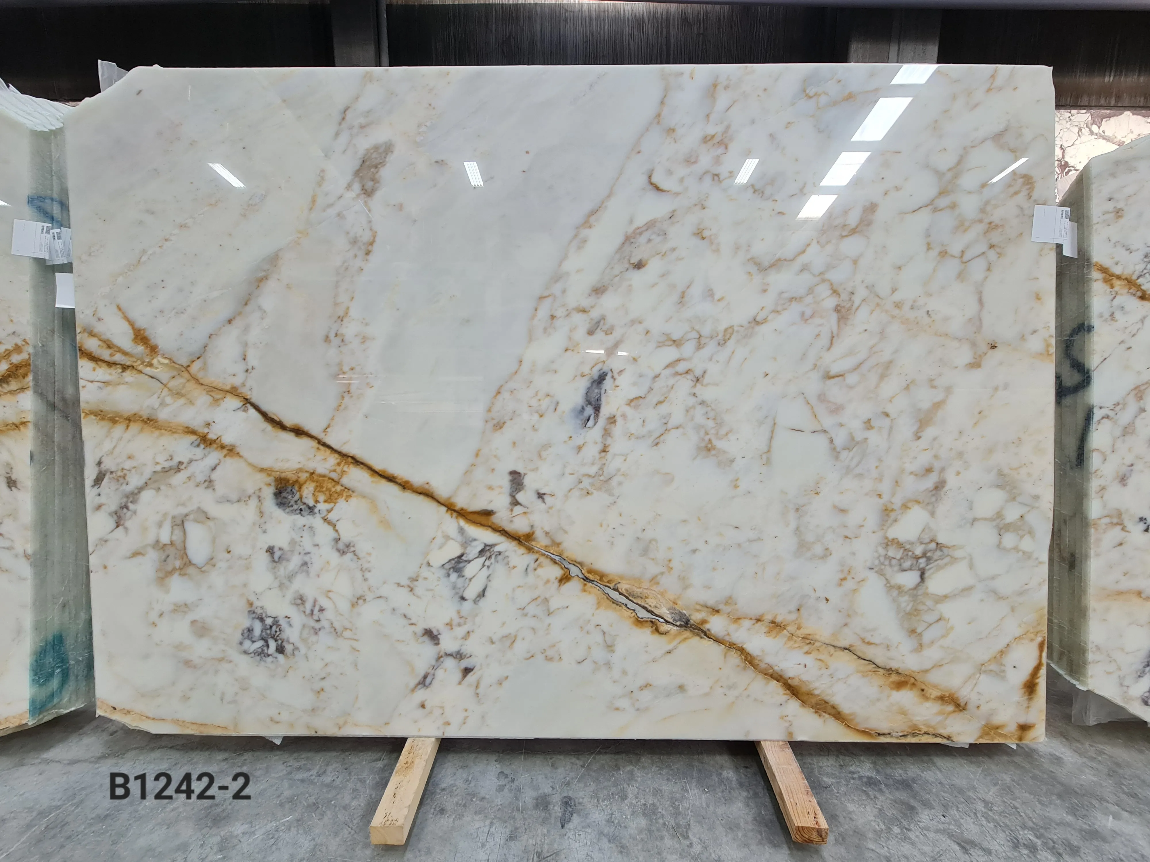 B1242 - 2 CM Afyon Sugar Violet Polished