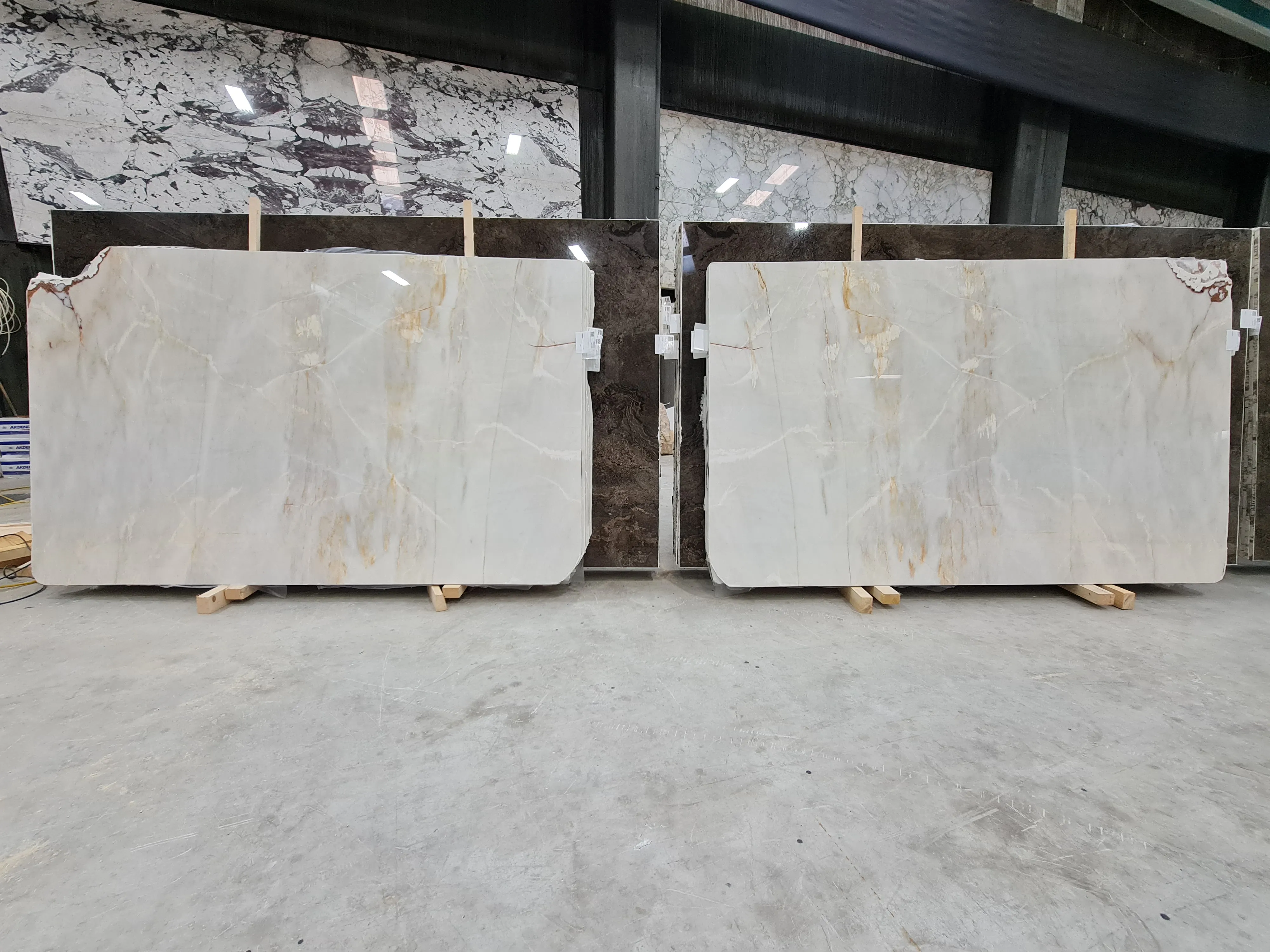 B5187 - 2 CM Calacatta Amber Polsihed