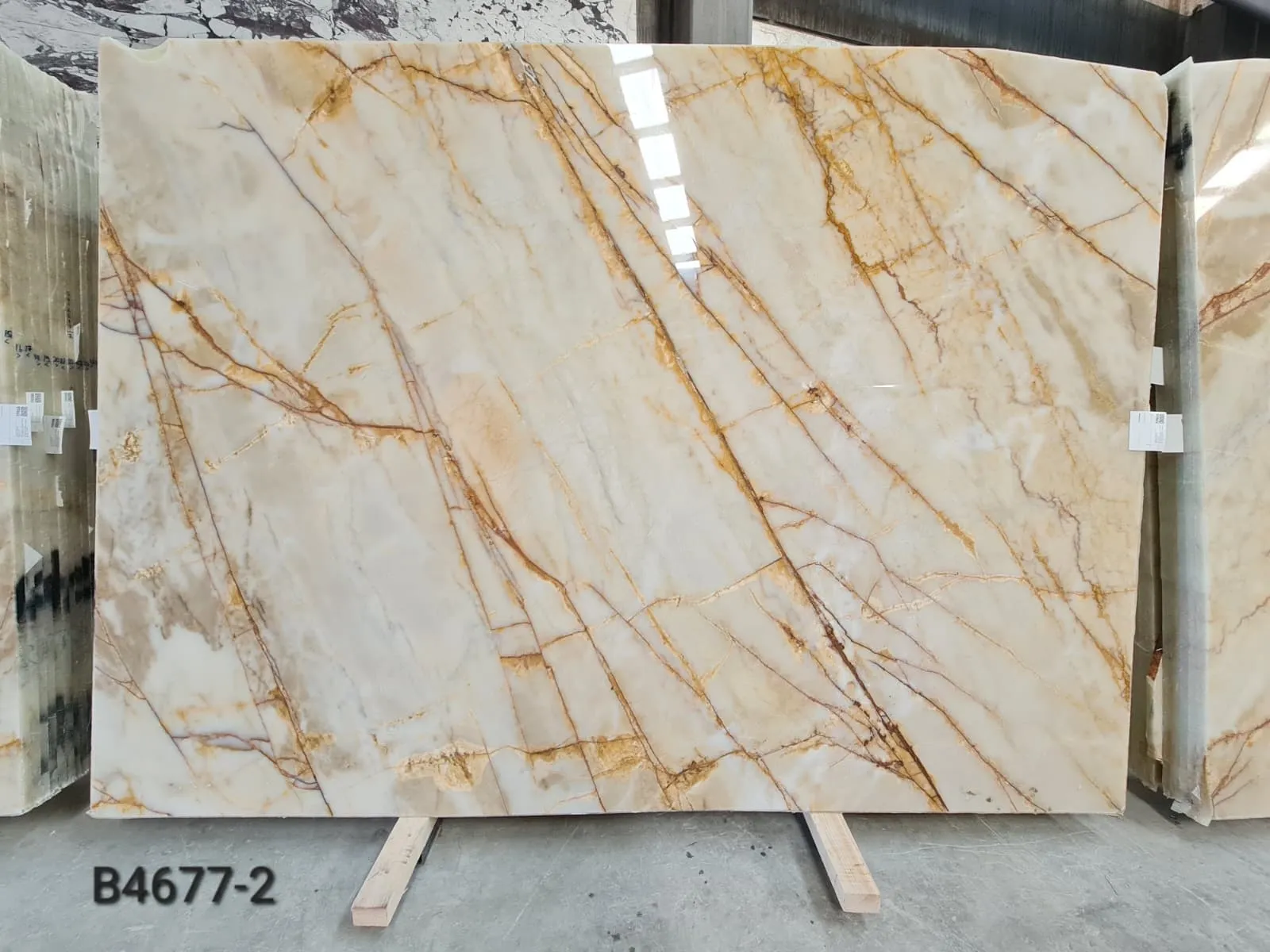 B4677 - 2 CM Gold River Polished