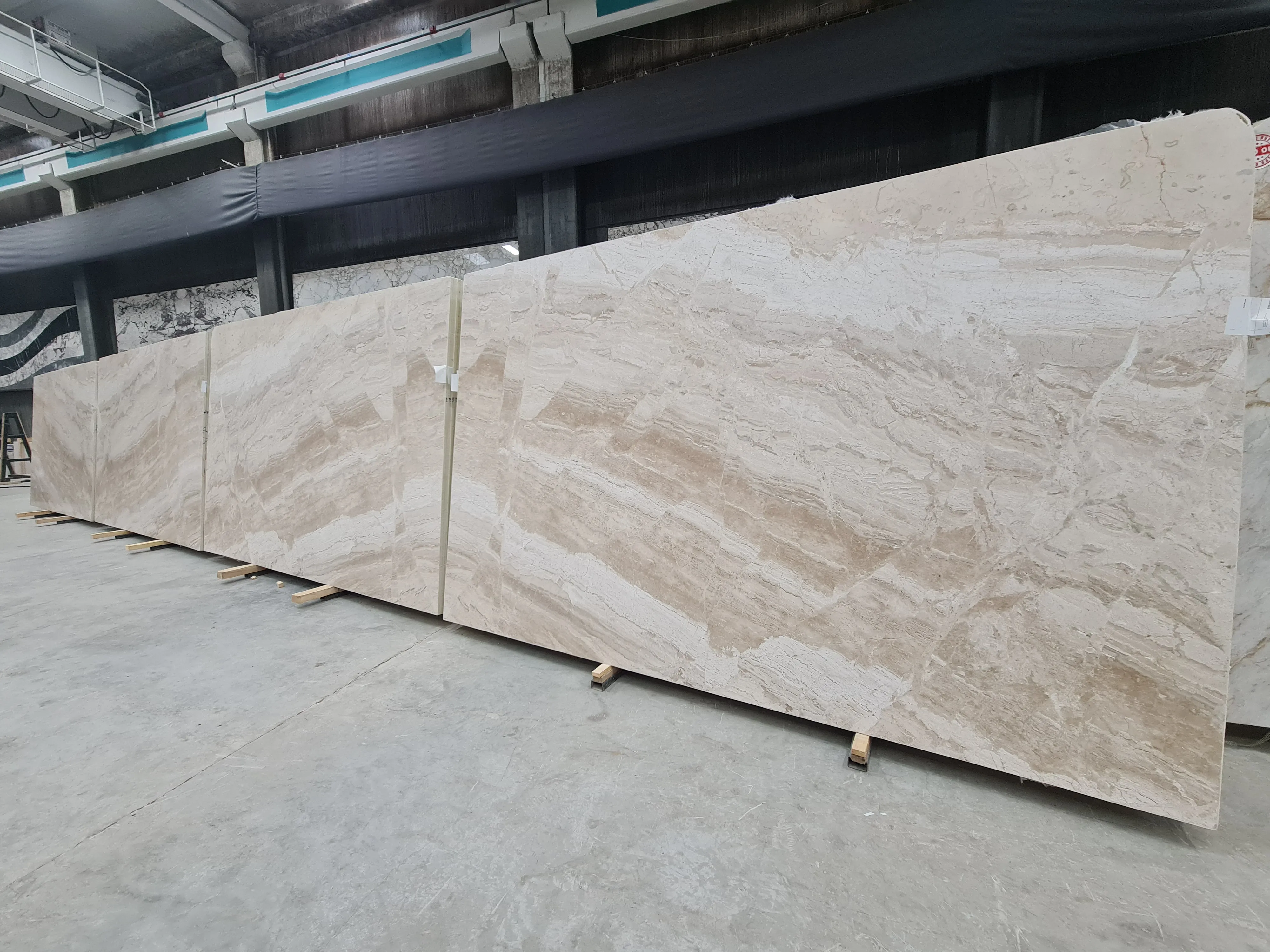 B5636 - 2 CM Diana Royal Honed