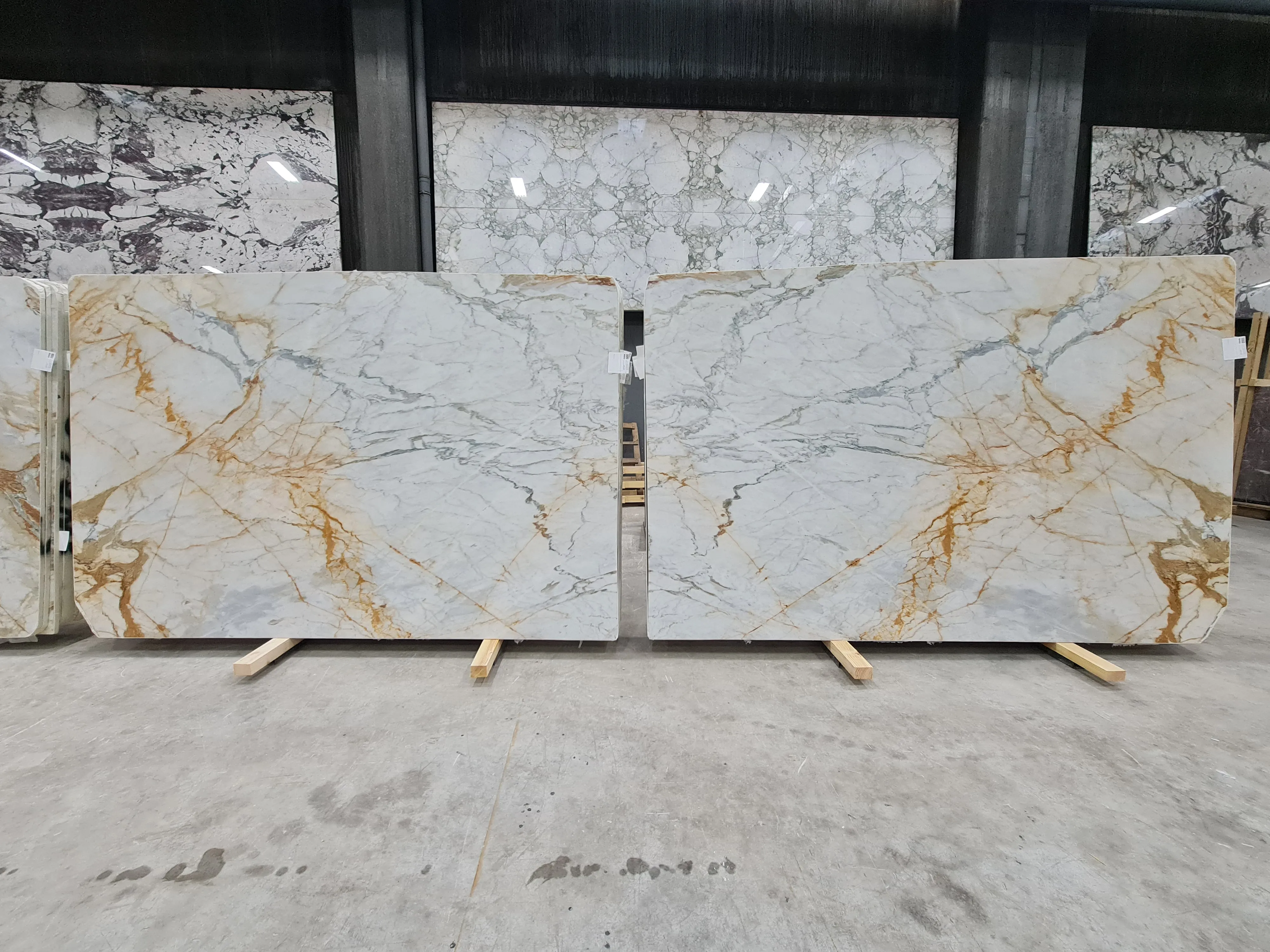 B4879 - 2 CM Calacatta Gold Honed