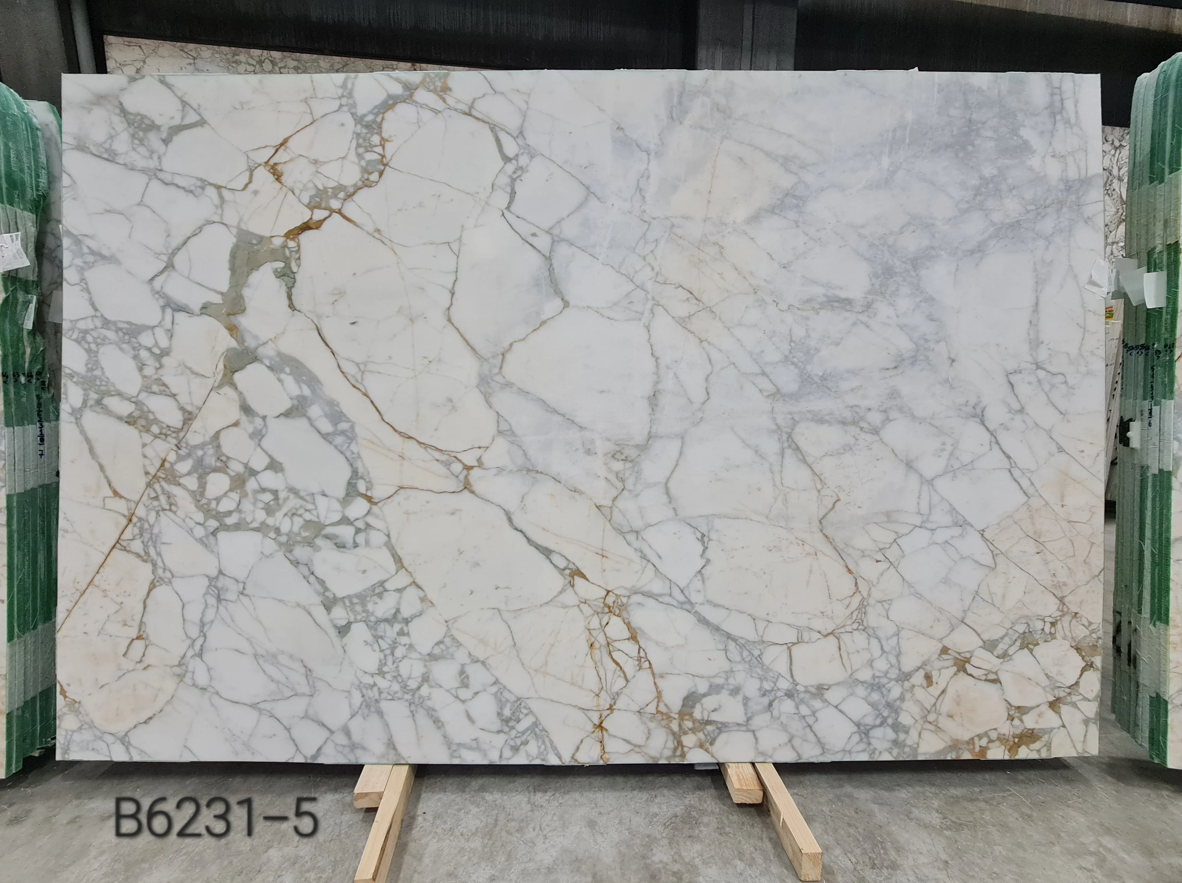 B6231 - 2 CM Calacatta Venato Honed