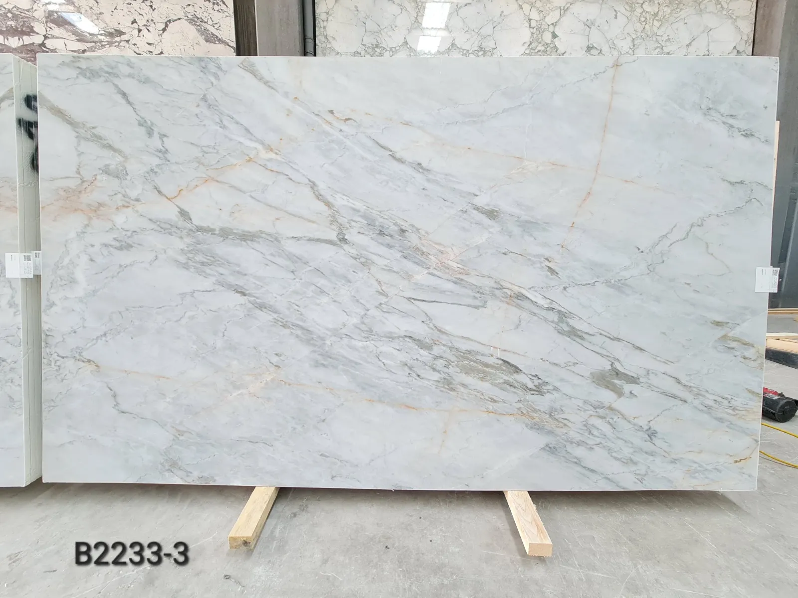 B2233 - 2 CM Calacatta Gold Honed