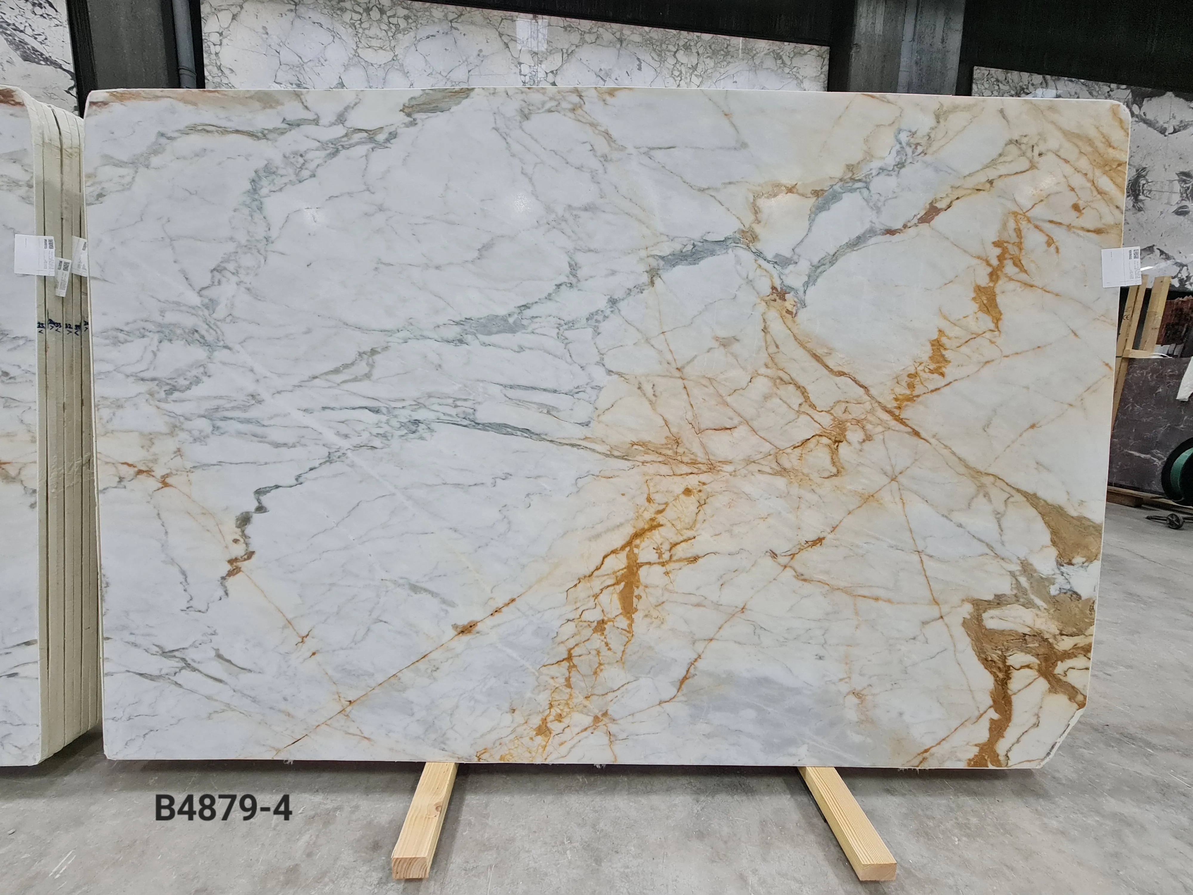 B4879 - 2 CM Calacatta Gold Honed