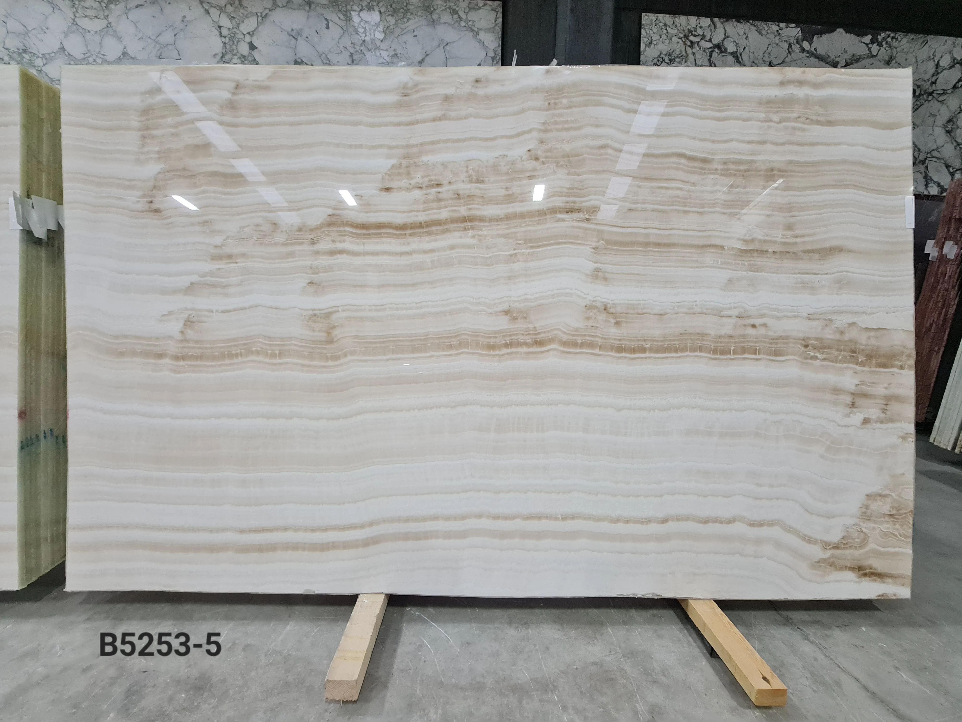 B5253 - 2 CM White Onyx Polished