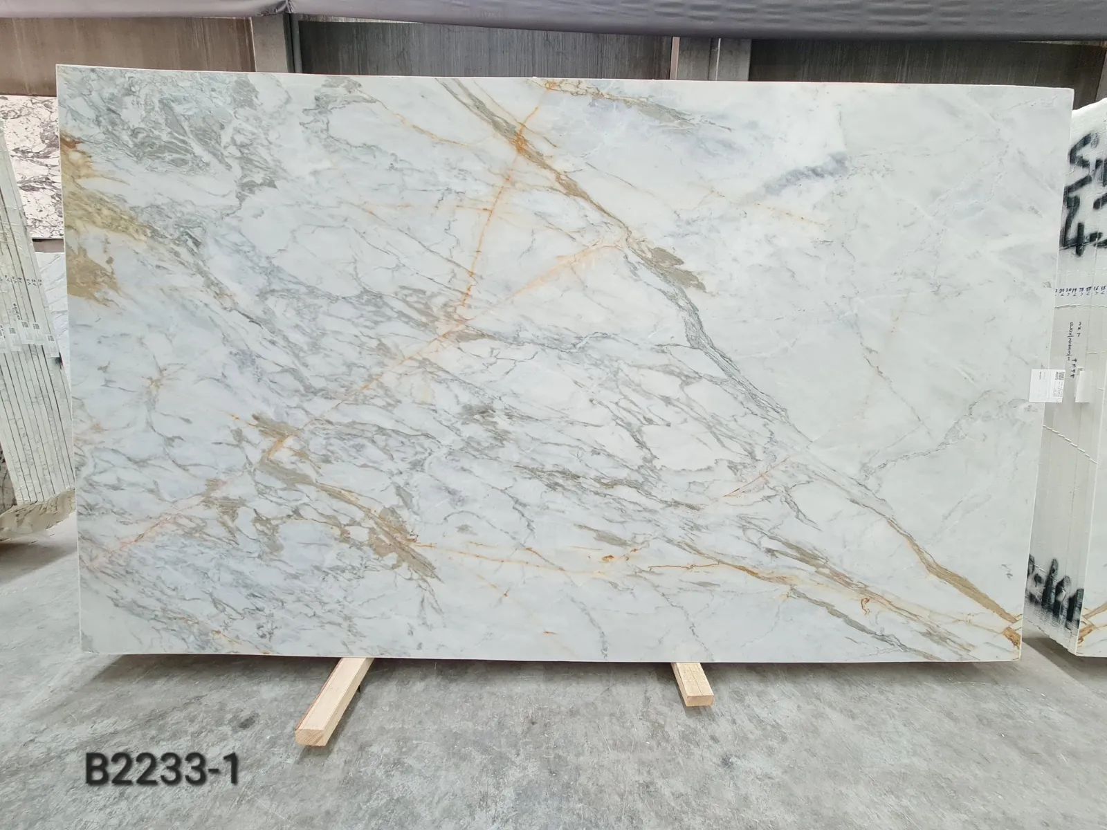 B2233 - 2 CM Calacatta Gold Honed