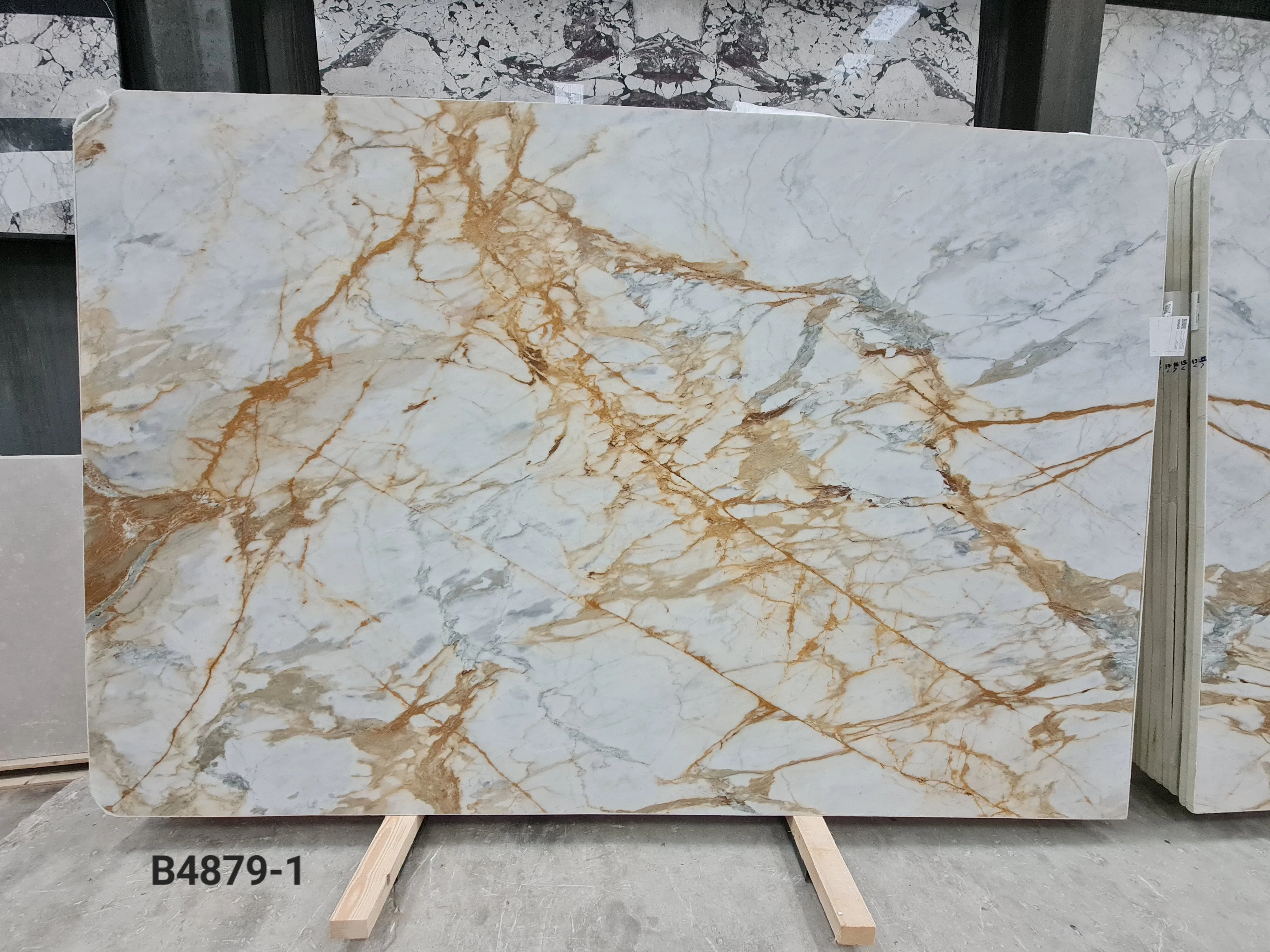 B4879 - 2 CM Calacatta Gold Honed