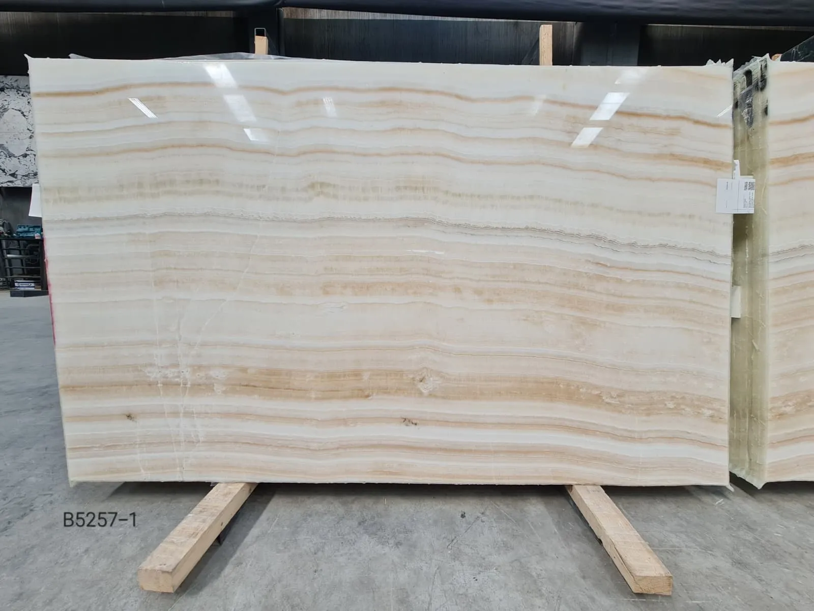 B5257 - 2 CM White Onyx Polished