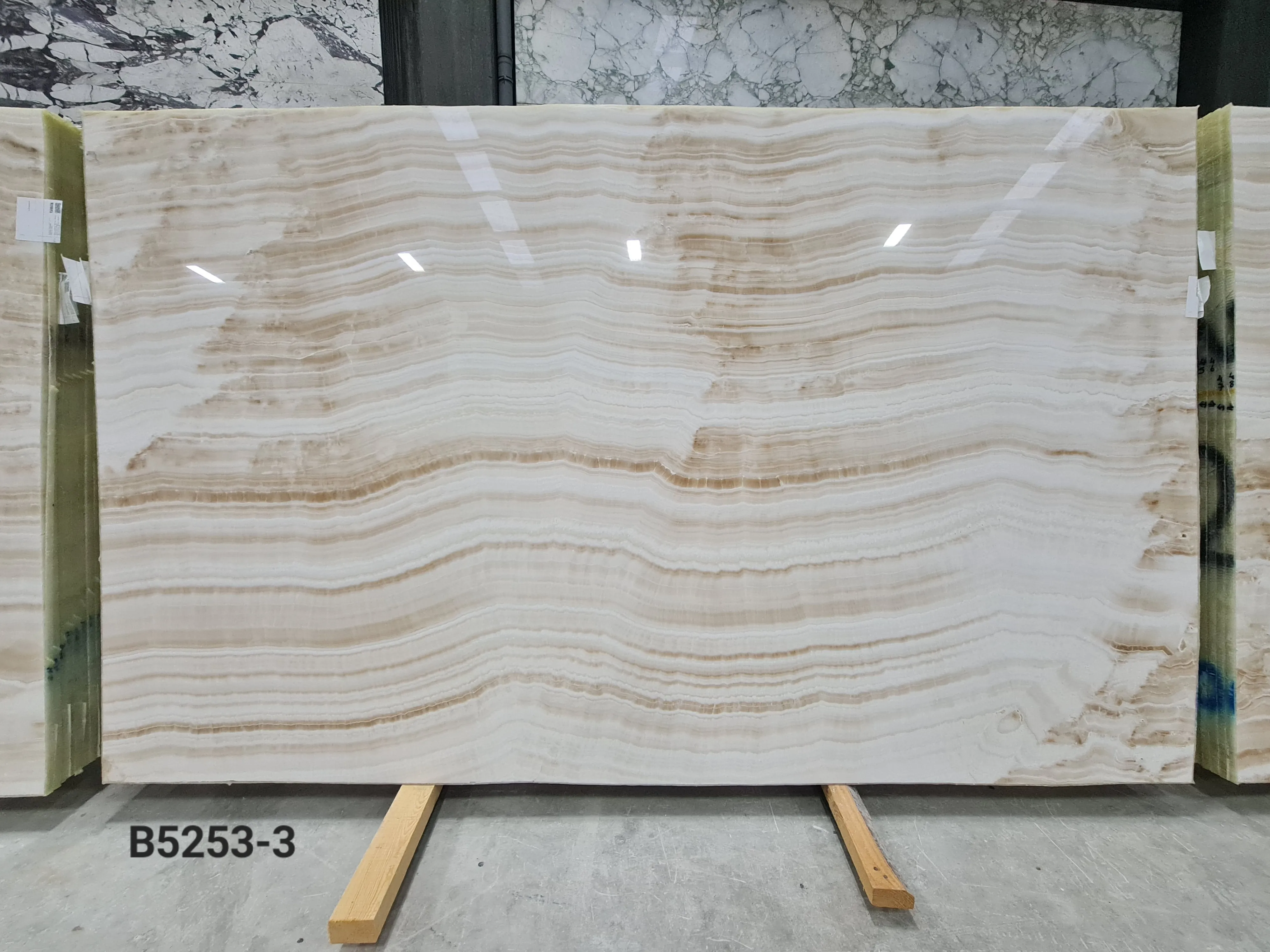 B5253 - 2 CM White Onyx Polished