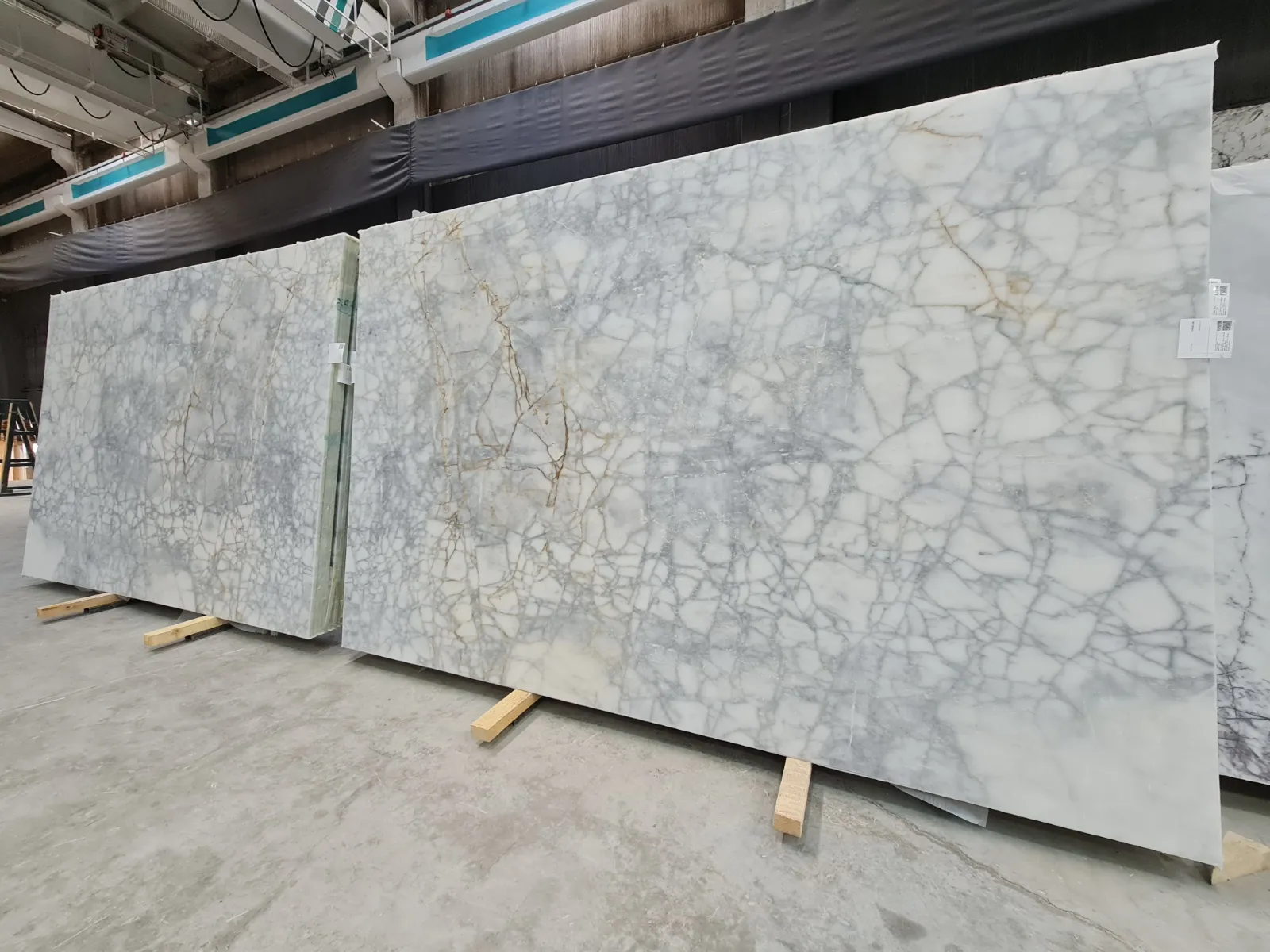 B2260 - 2 CM Calacatta Venato Honed