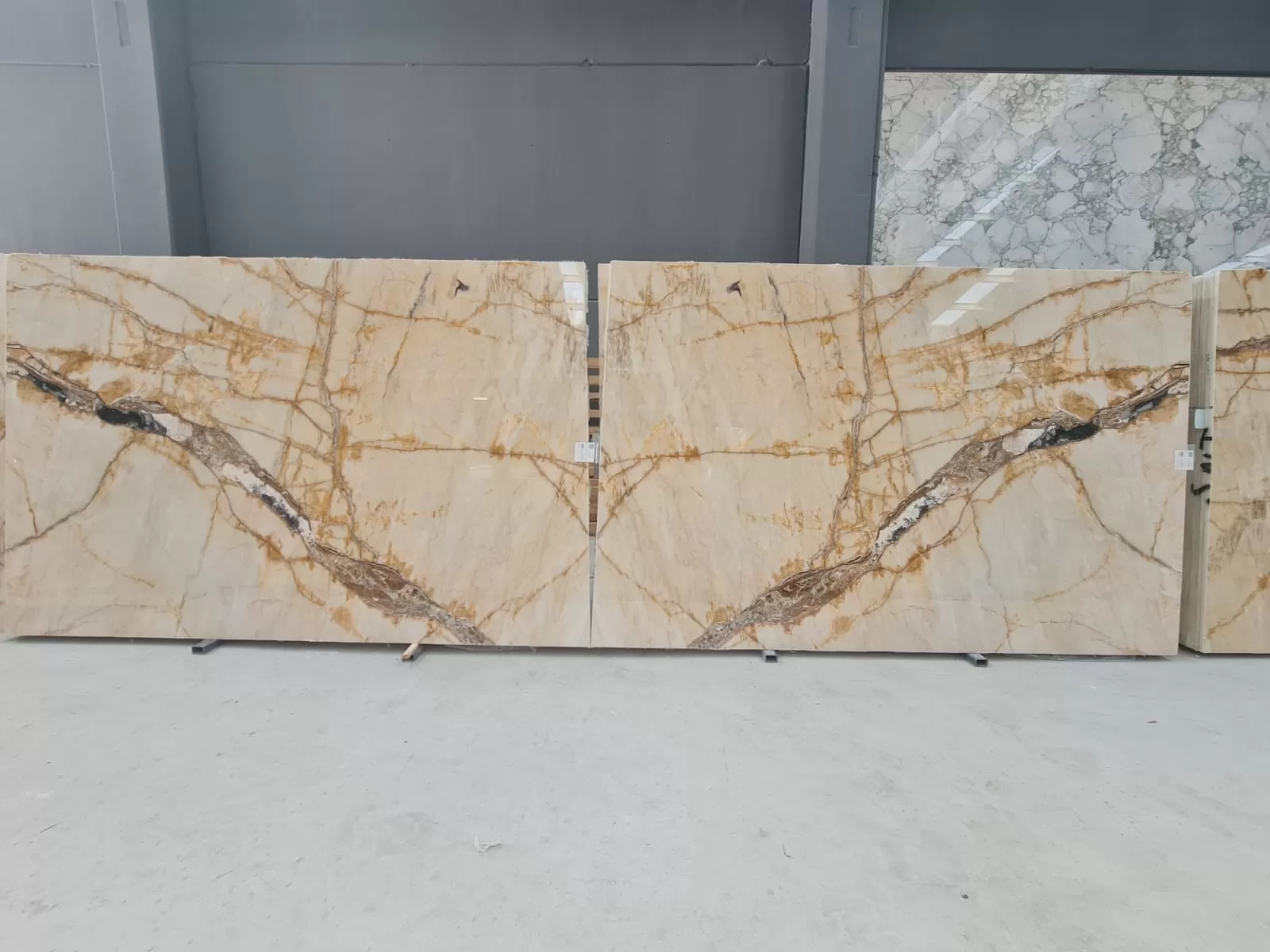 B1321 - 2 CM Gold River Polished