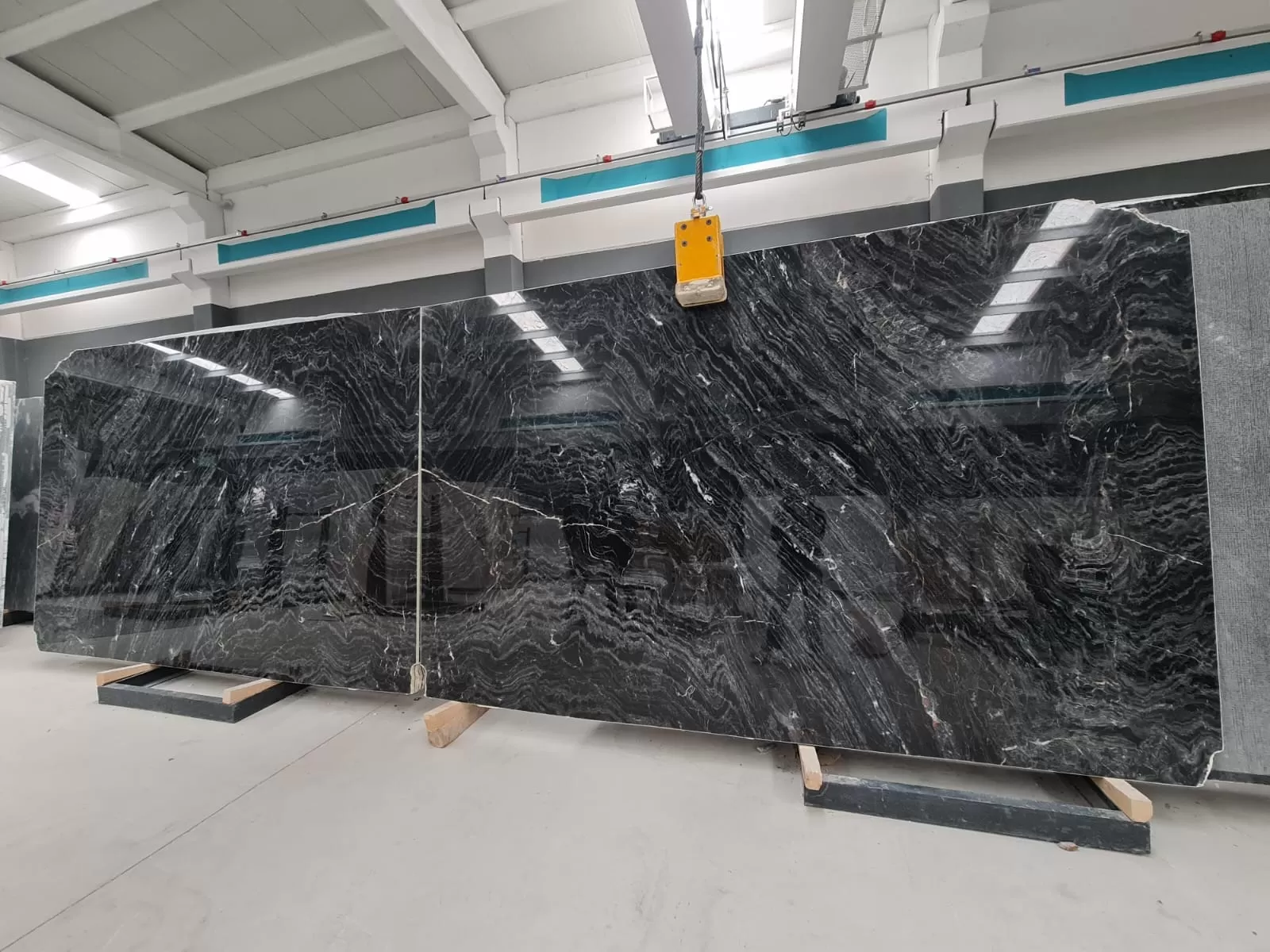 B478 - 2 CM Fusion Black Polished