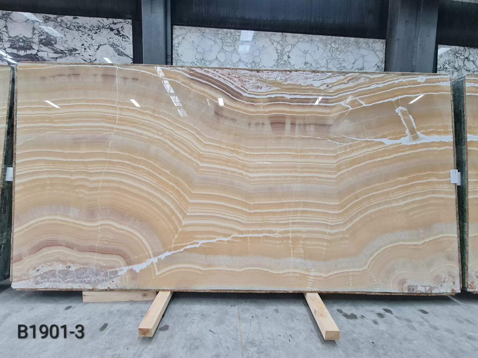 B1901 - 2 CM Mango Onyx Polished