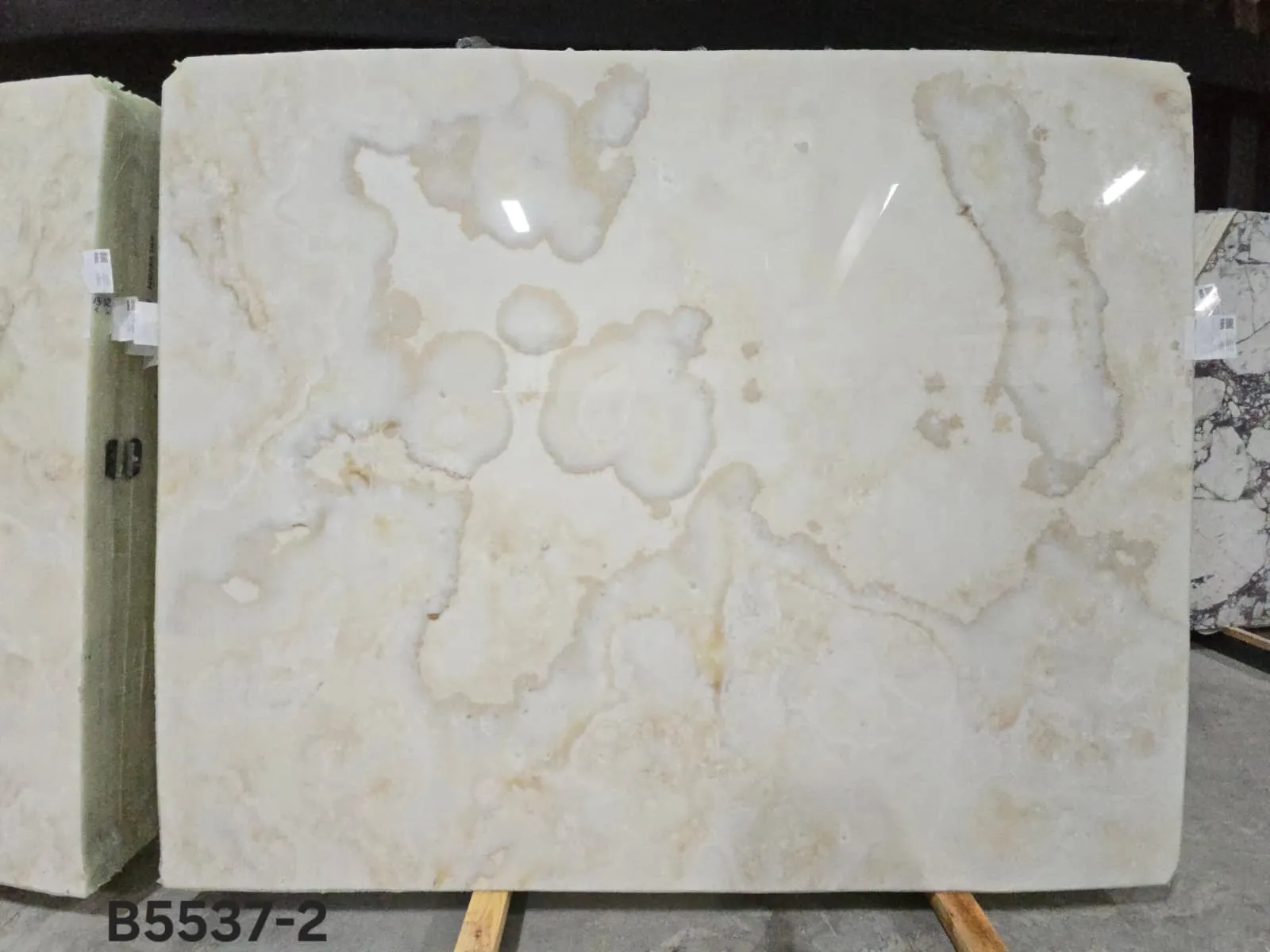 B5537 - 2 CM White Onyx Polished