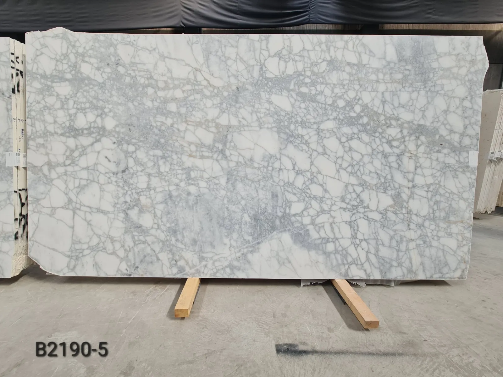B2190 - 2 CM Calacatta Venato Honed