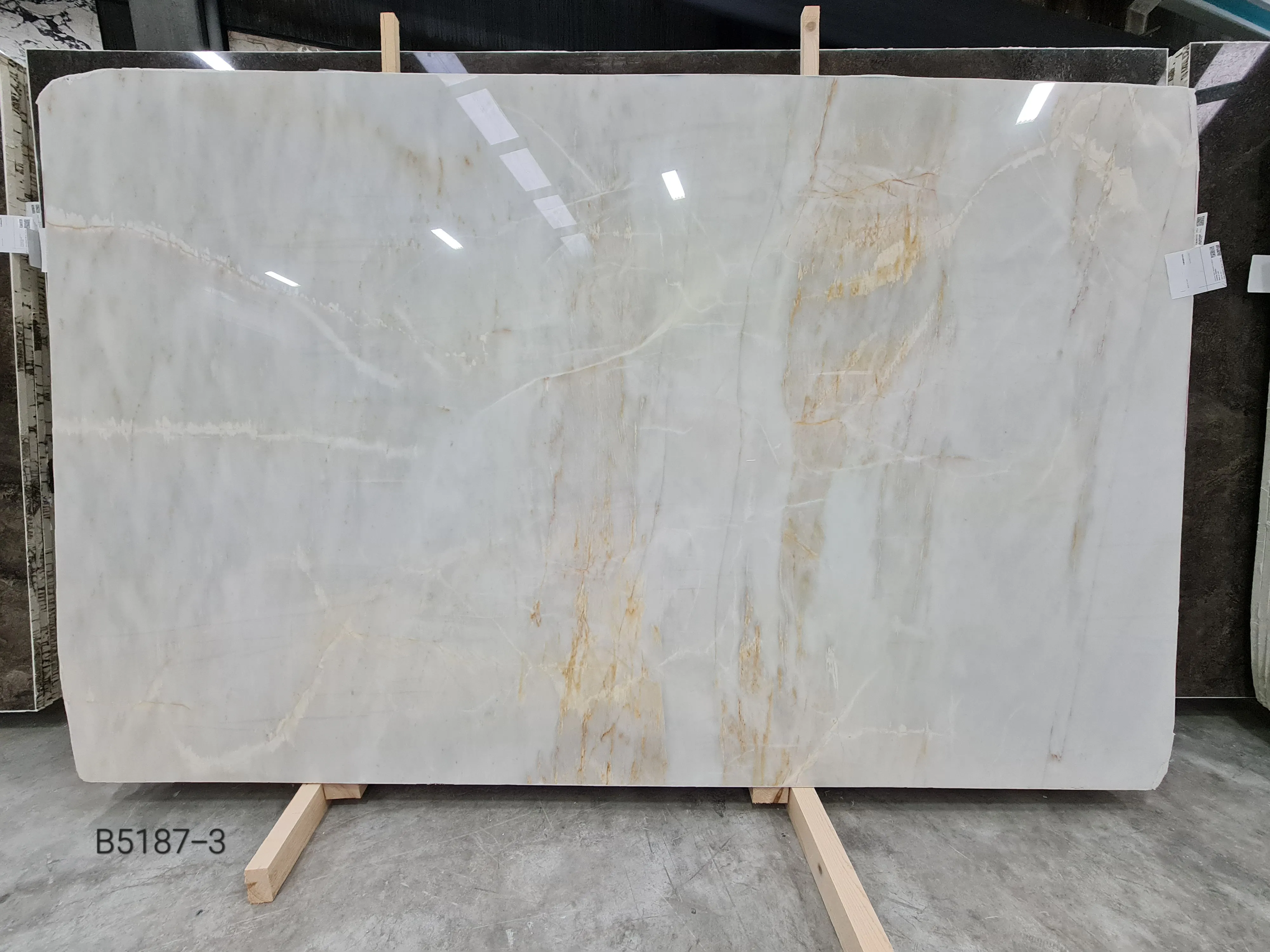 B5187 - 2 CM Calacatta Amber Polsihed