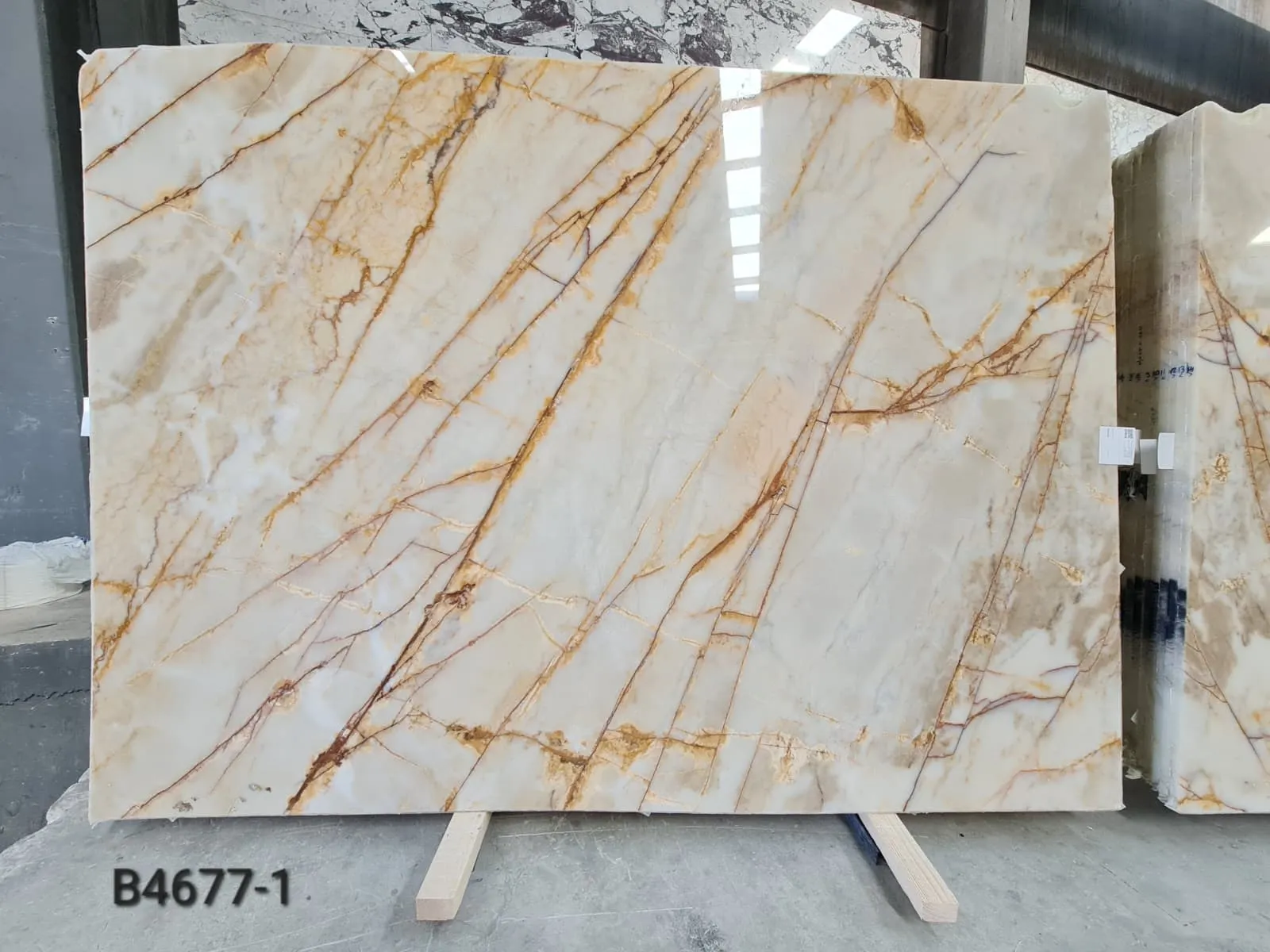 B4677 - 2 CM Gold River Polished
