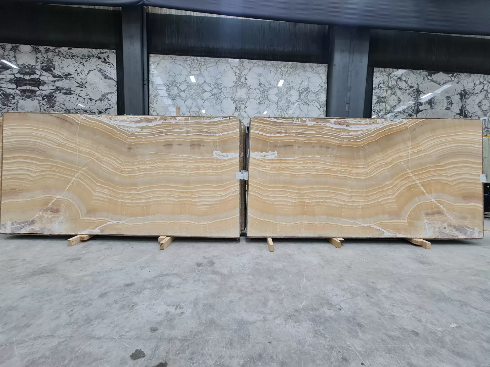 B1901 - 2 CM Mango Onyx Polished