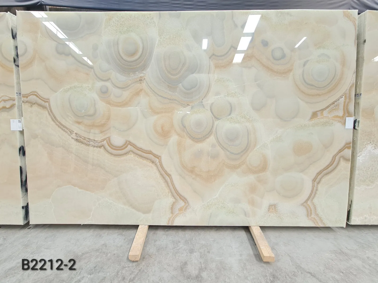 B2212 - 2 CM Bubble Onyx Polished