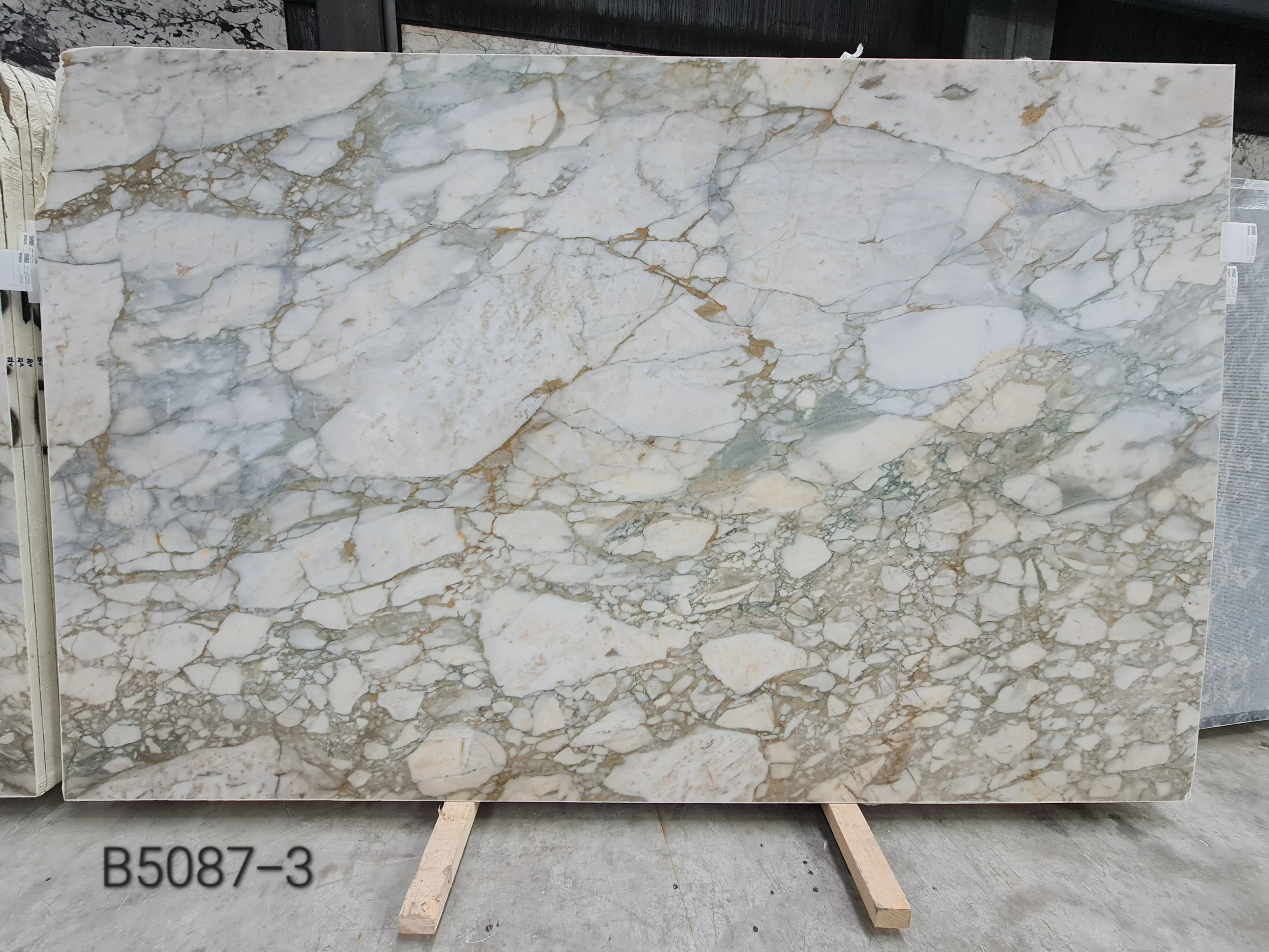 B5087 - 2 CM Calacatta Green Honed